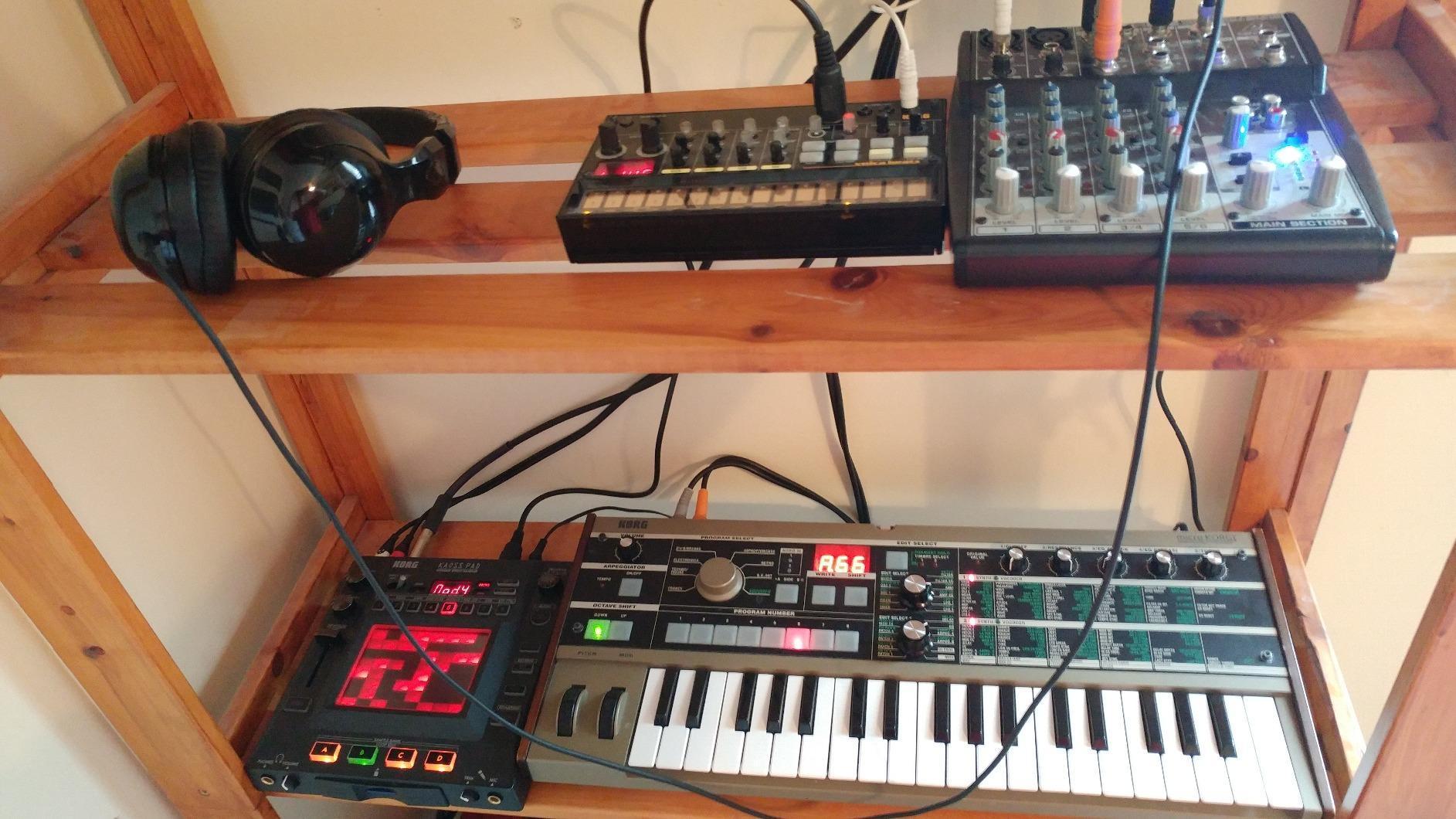 Korg microKORG Compact Analog Modeling Synthesizer w/ Vocoder Mini Mic customer photo 1