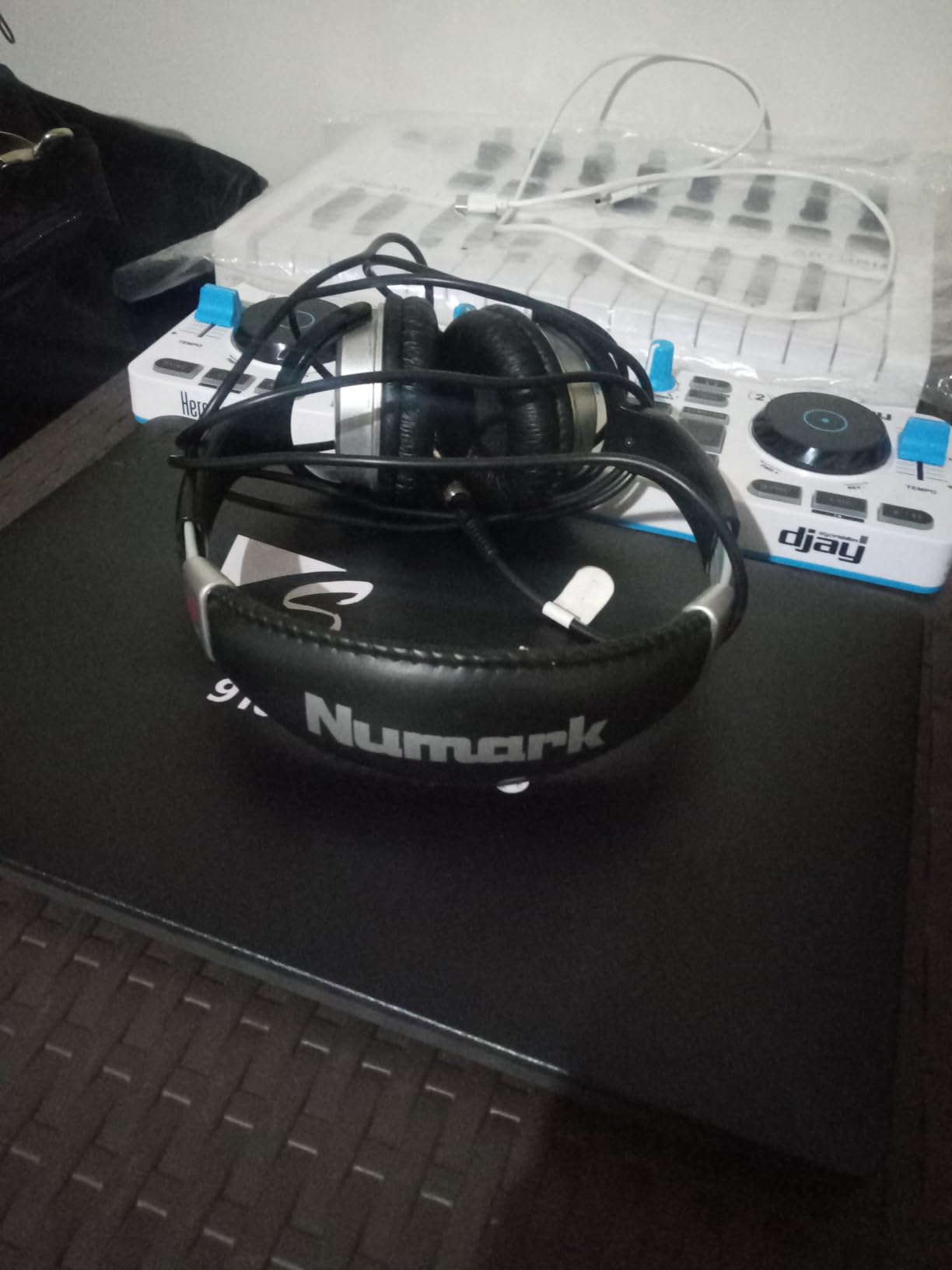 Numark HF125 Closed-Back DJ Headphones customer photo 2