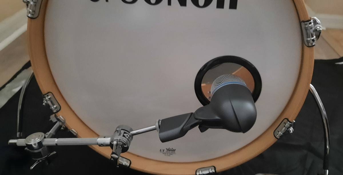 Shure BETA 52A Kick Drum Microphone - Supercardioid Dynamic Mic with High Output Neodymium Element, Locking Stand Adapter, Durabl Steel Mesh Grille and Shock Mount customer photo 2