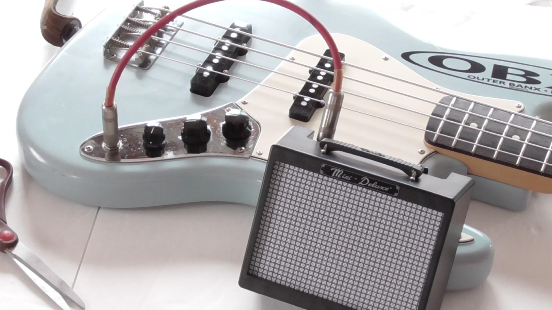 Fender Mini Deluxe Electric Guitar Amp, Mini Guitar Amp, Portable Amplifier, 3 Watts, Black customer photo 1