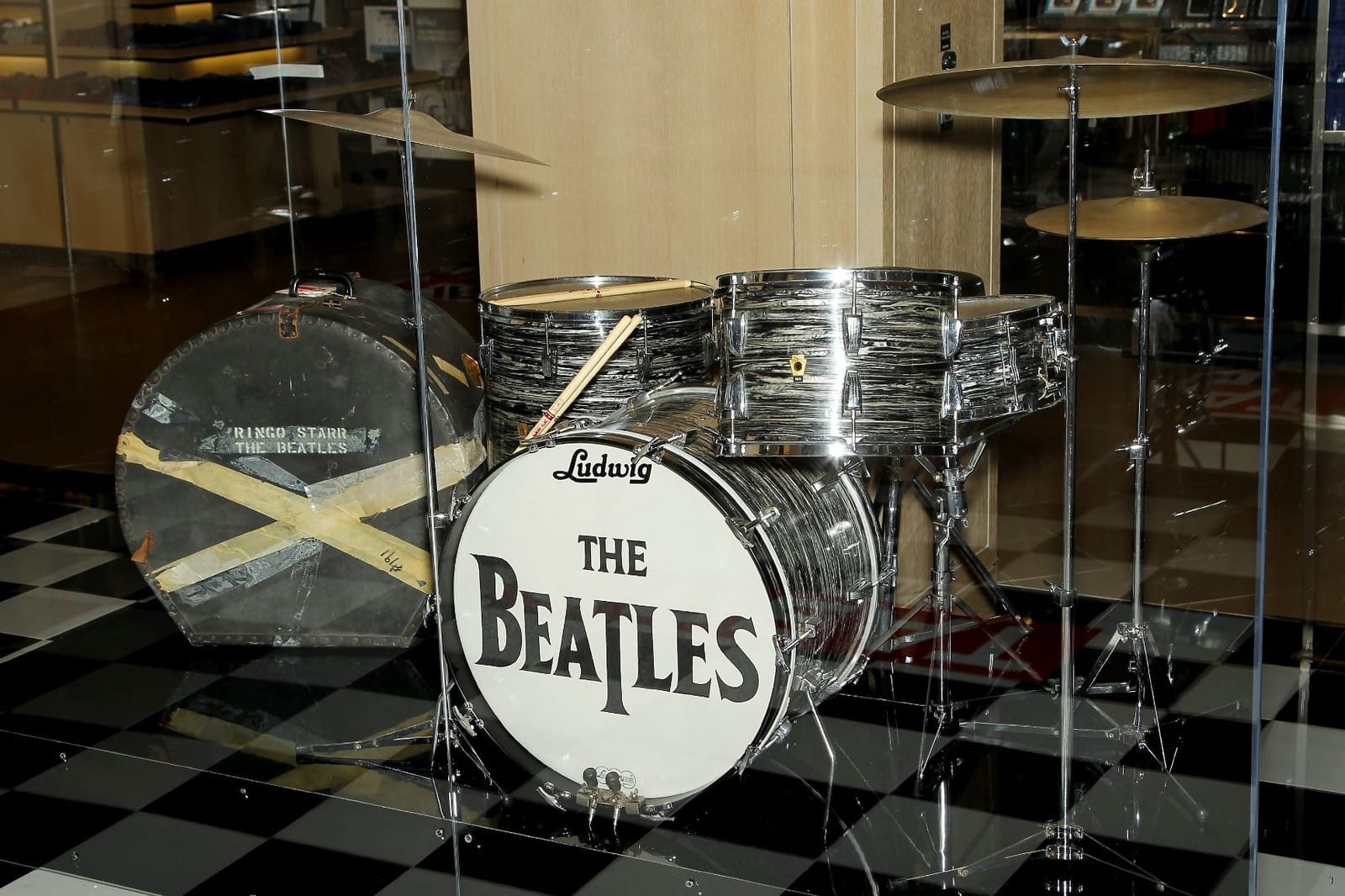 Ludwig LM402 Smooth Chrome Plated Aluminum 6.5 x 14 Inches Snare Drum with Imperial Lugs and Supra-Phonic Strainer customer photo 1