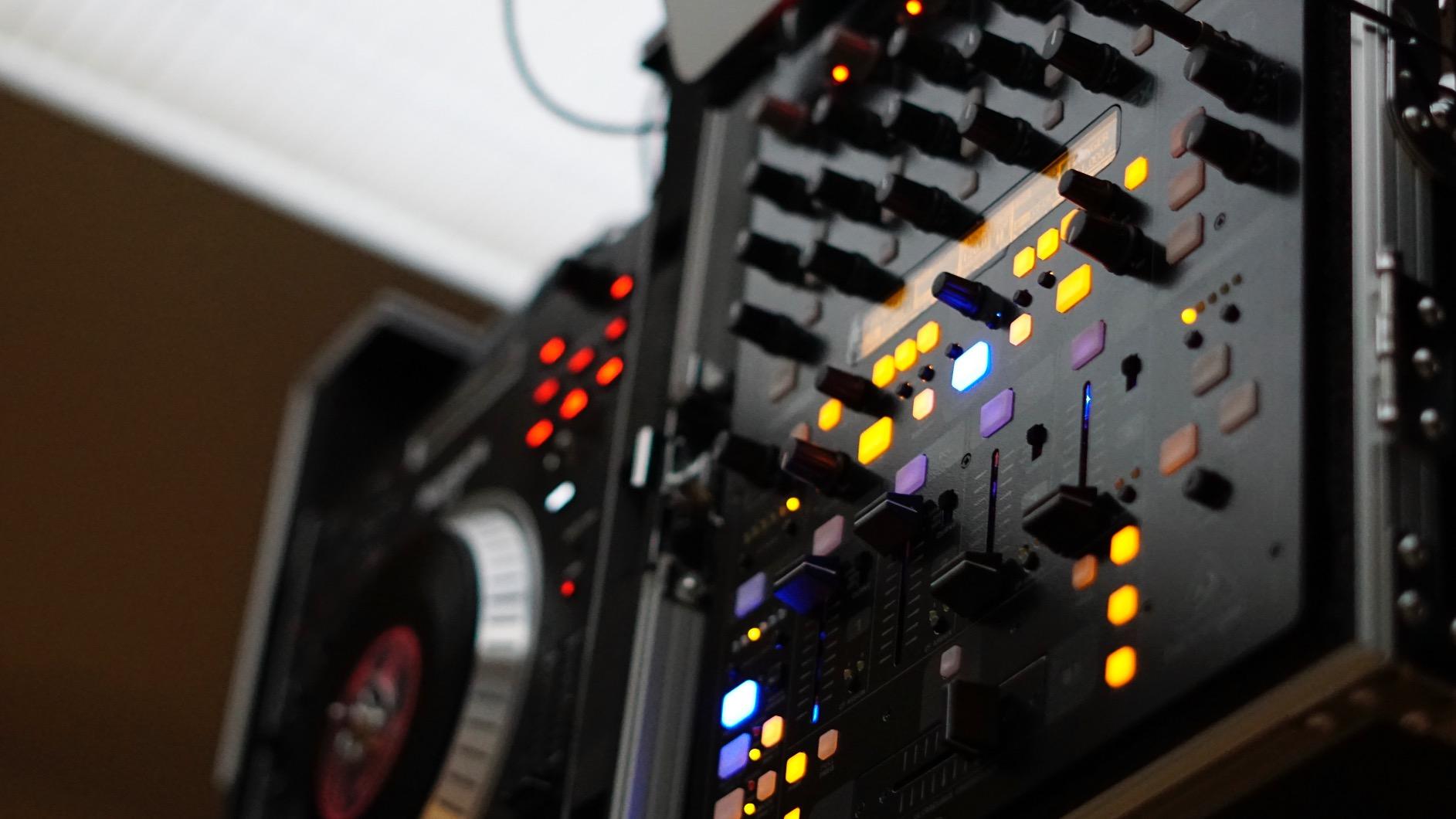 Behringer DIGITAL PRO MIXER DDM4000 Ultimate 5-Channel Digital DJ Mixer customer photo 1