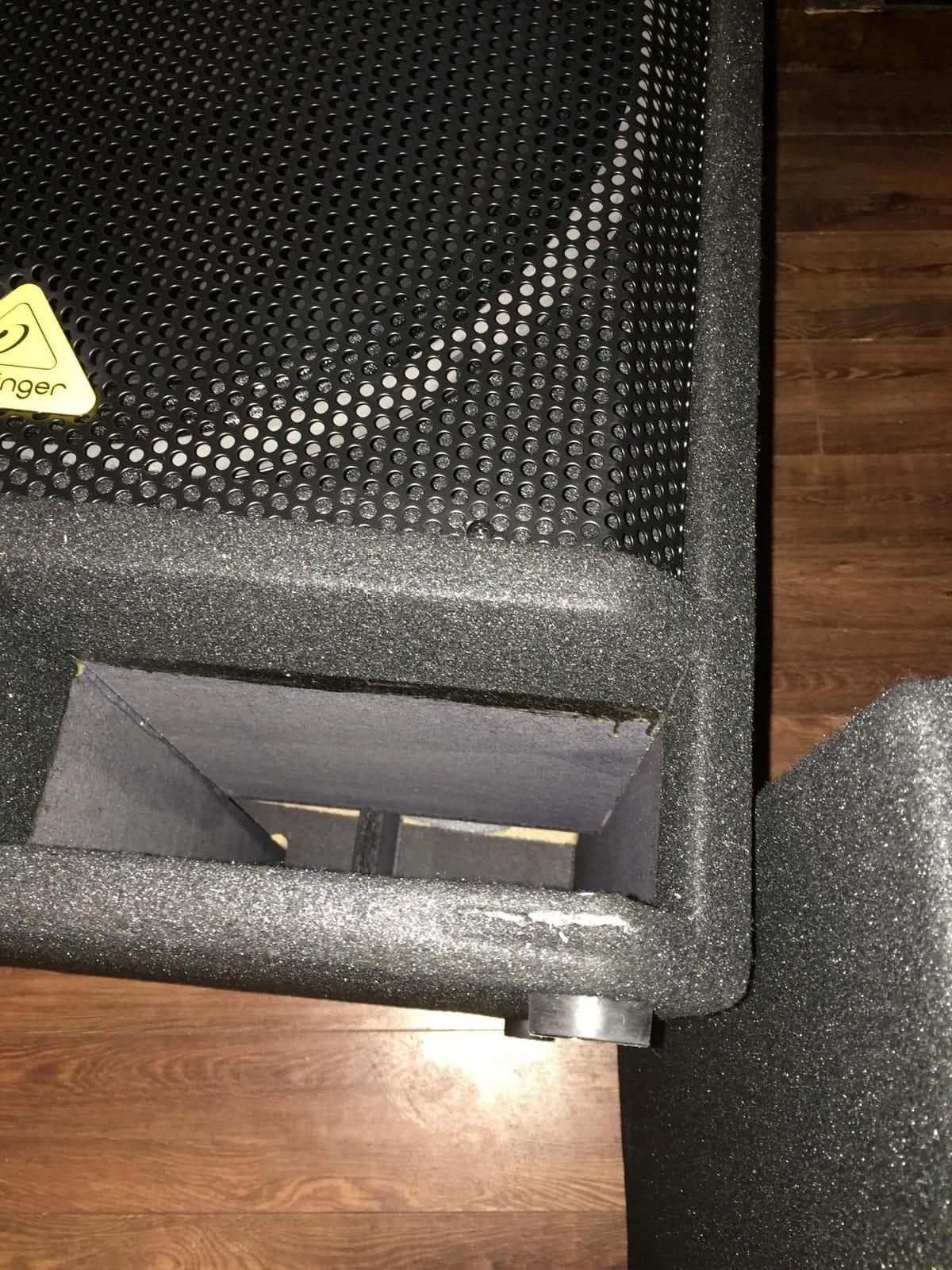 Behringer EUROLIVE VP1800S Professional 1600 Watt 18
