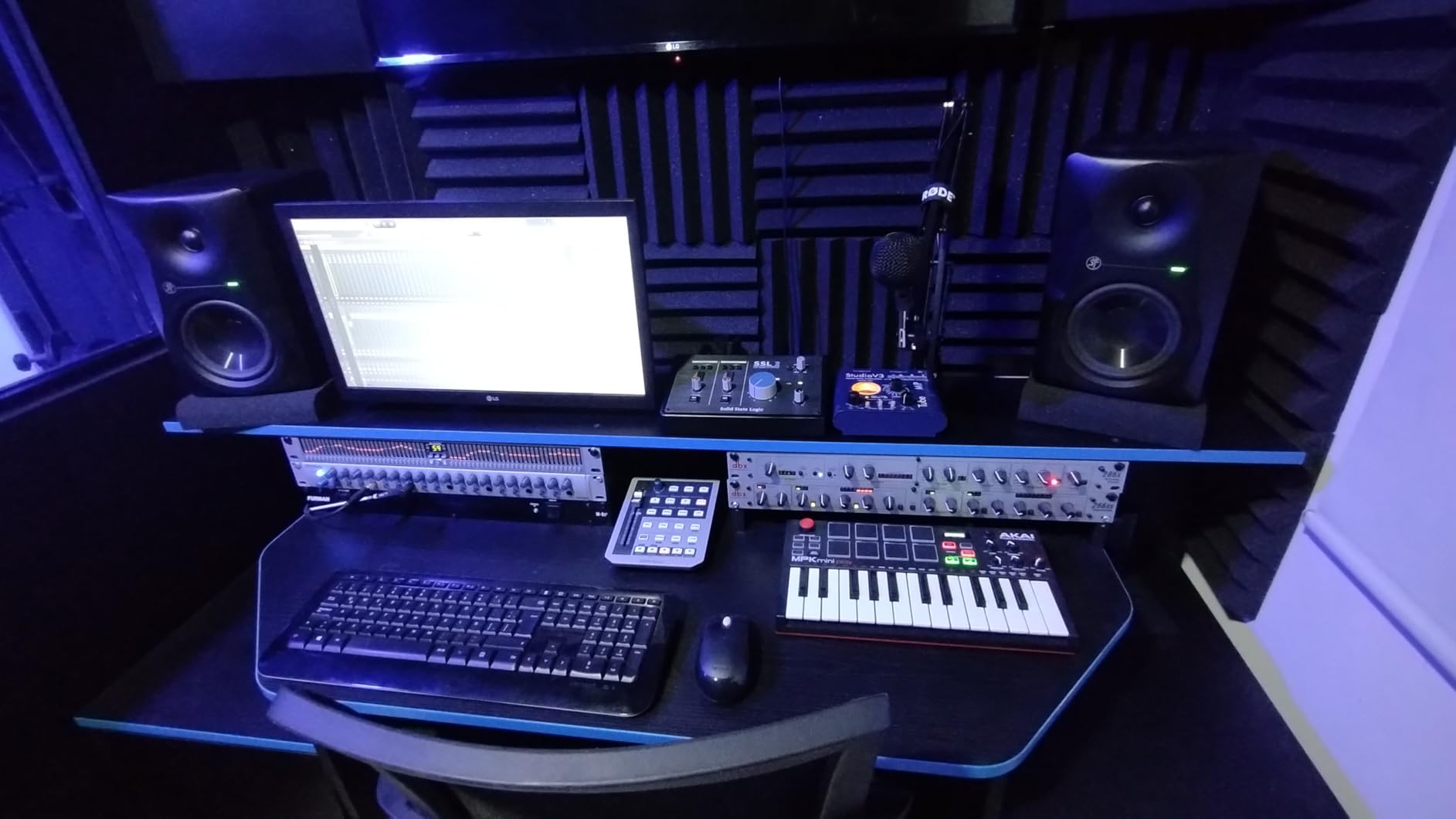 dbx DBX286SV Instrument, Microphone Preamp & Channel Strip Processor, with Compression, De-Esser, Enhancer, Expander/Gate, Loop-Out. Metering LEDs, XLR and ¼” inputs. Rack Mountable 1U. Silver customer photo 2