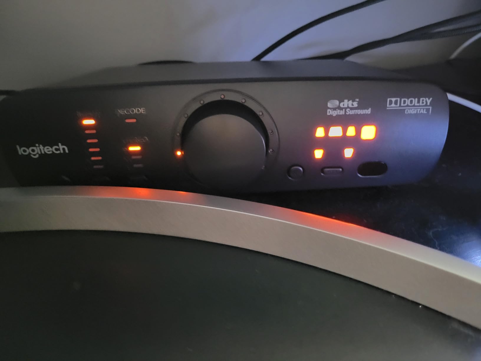 Logitech Z906 5.1 Surround Sound Speaker THX Dolby DTS - Black customer photo 2