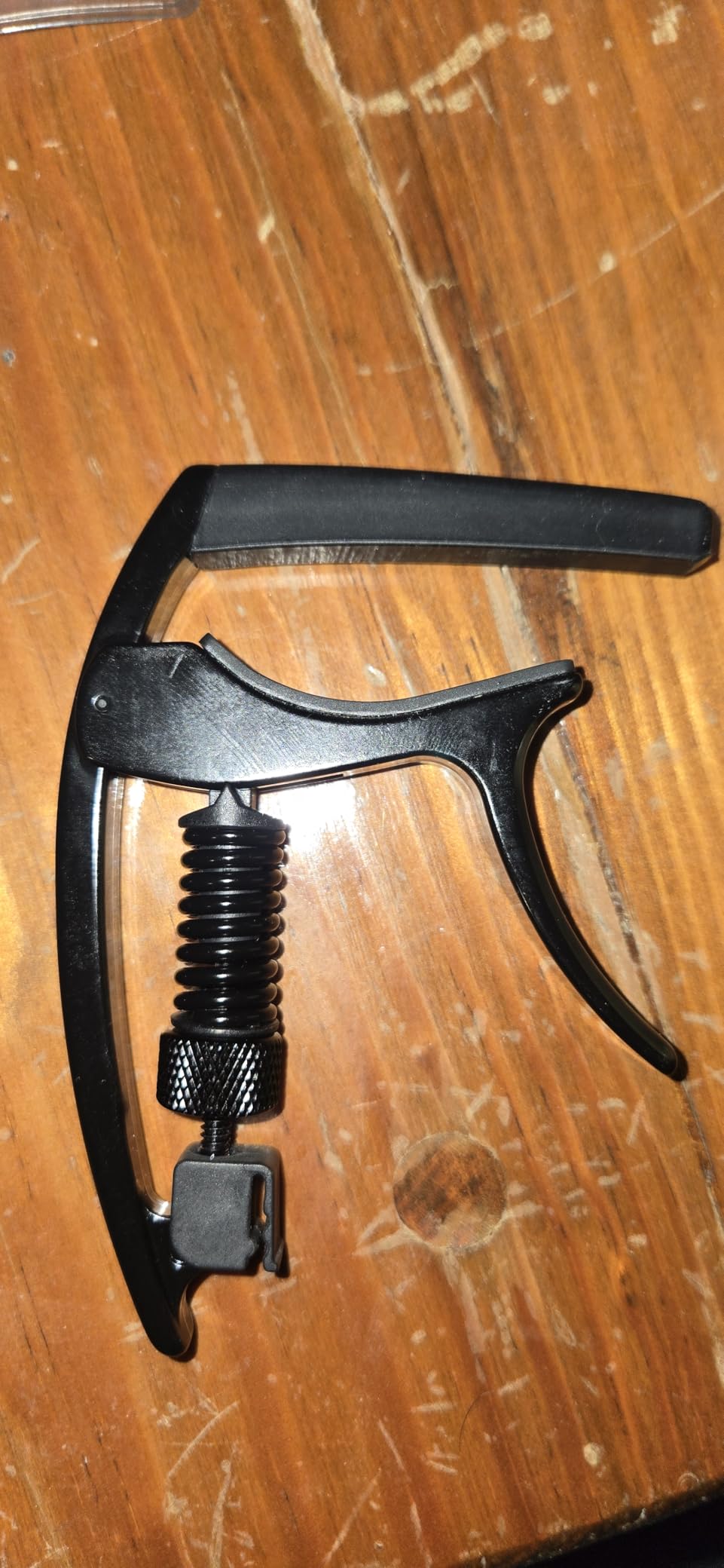 D’Addario Guitar Capo –NS Tri Action -For 6-String Electric and Acoustic Guitars –Micrometer Tension Adjustment for Buzz-Free, In-Tune Performance -Single Hand Use –Integrated Pick Holder -Silver customer photo 1
