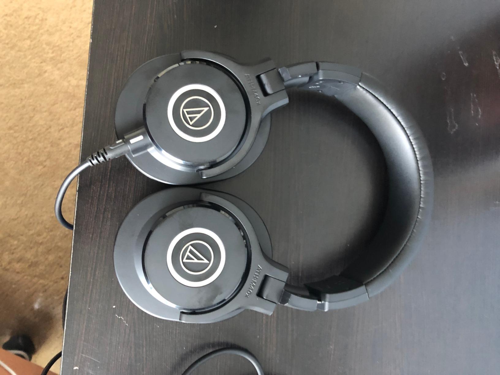Audio-Technica ATH-M40x Professional Studio Monitor Headphone, Black, with Cutting Edge Engineering, 90 Degree Swiveling Earcups, Pro-Grade Earpads/Headband, Detachable Cables Included customer photo 1