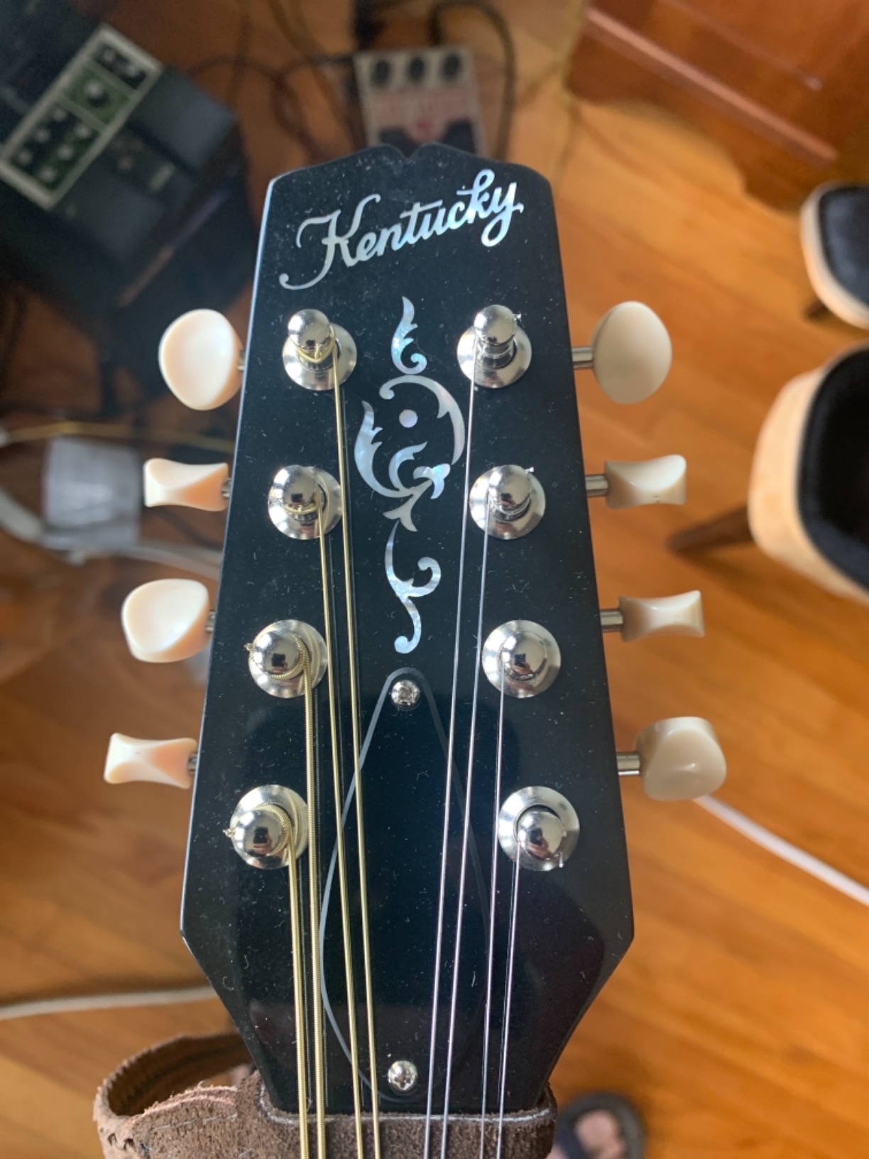 Kentucky KM-272 Artist Oval Hole A-Style Mandolin – Transparent Amber – Solid Spruce Top, Maple Back & Sides, Rosewood Fingerboard – Professional Mandolin for Beginner and Advanced Players customer photo 1