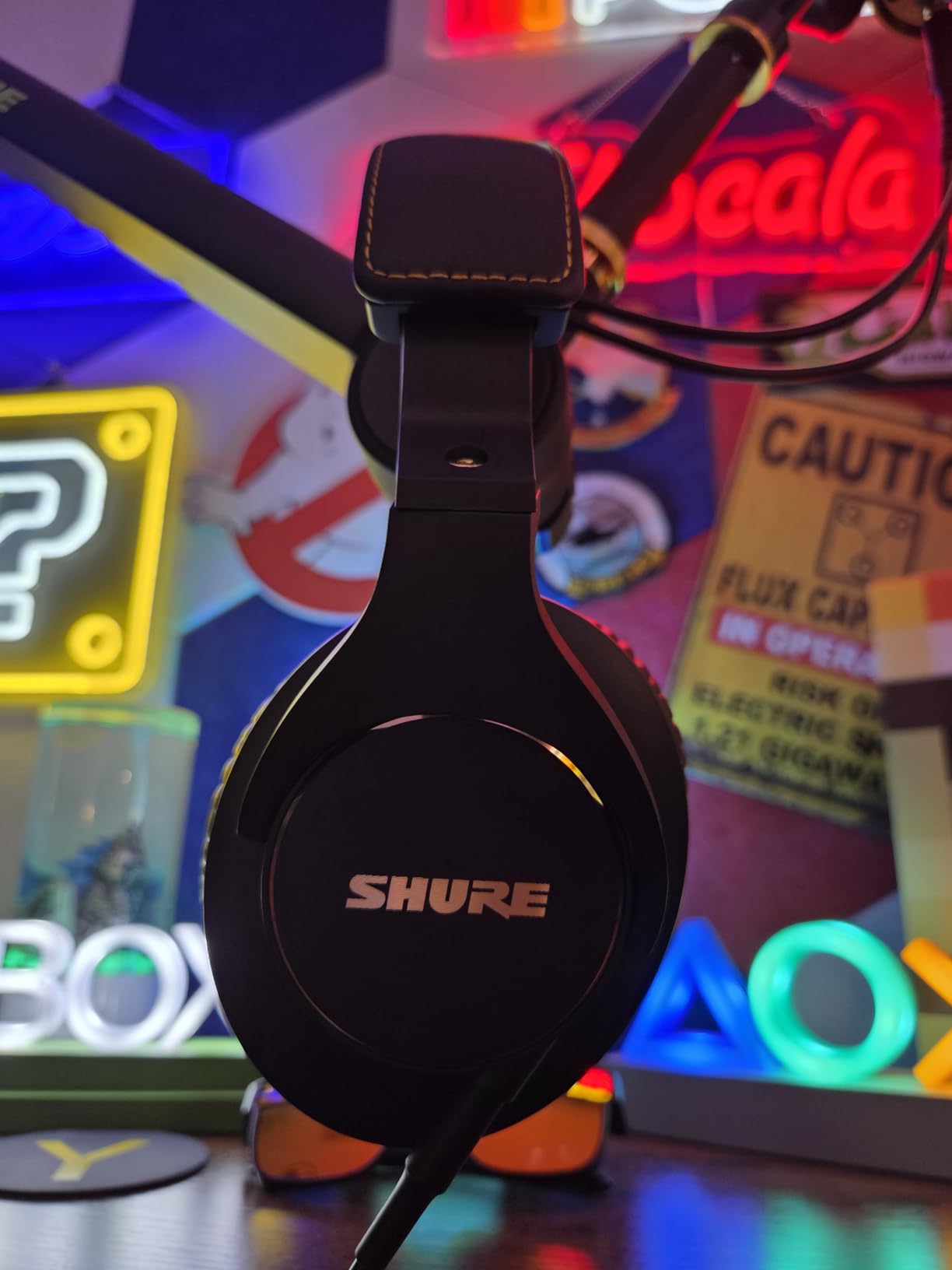 Shure SRH840A Over-Ear Wired Studio Monitoring Headphones | Closed-back headphones with tailored frequency response and detailed sound for critical listening and monitoring customer photo 1