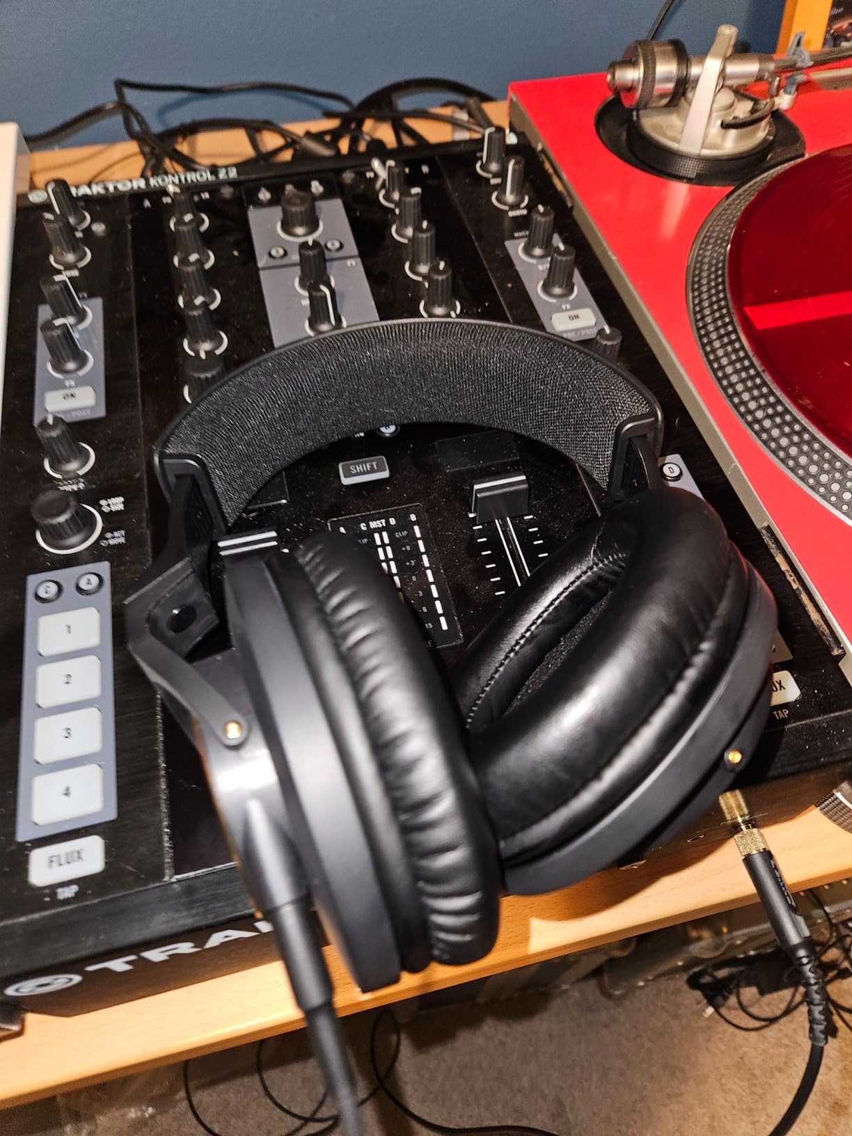 Shure SRH840A Over-Ear Wired Studio Monitoring Headphones | Closed-back headphones with tailored frequency response and detailed sound for critical listening and monitoring customer photo 2