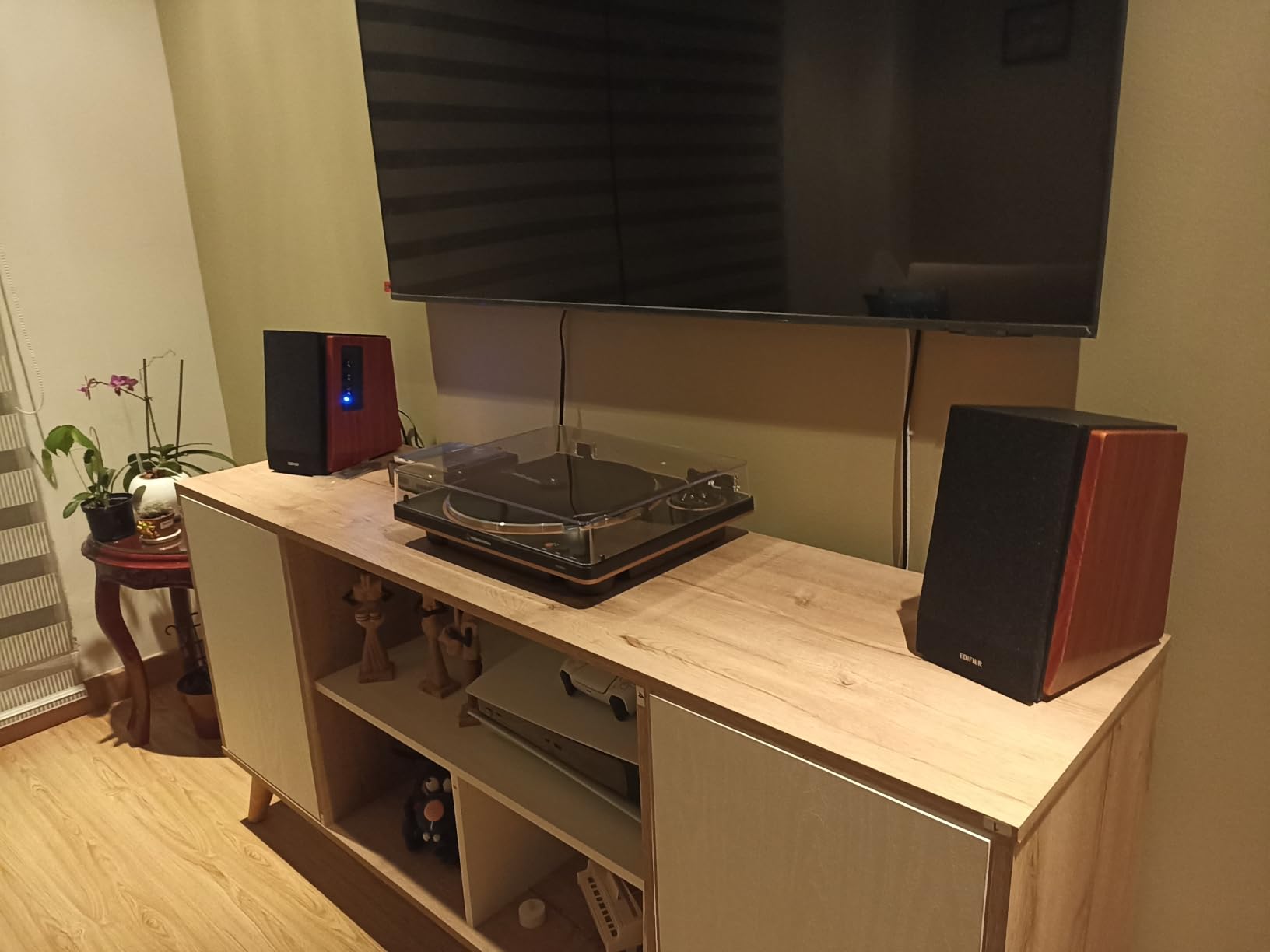 Edifier R1700BT Bluetooth Bookshelf Speaker - Active Near-Field Studio Monitors - Powered Speakers 2 Setup Wooden Enclosure - 66w RMS customer photo 2