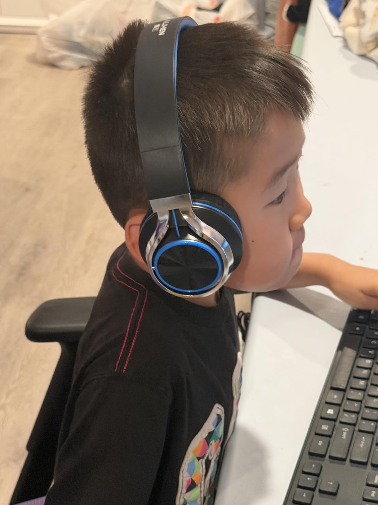 AILIHEN C8 Kids Wired Headphones with Mic for School, 3.5mm Jack, BlackBlue customer photo 2