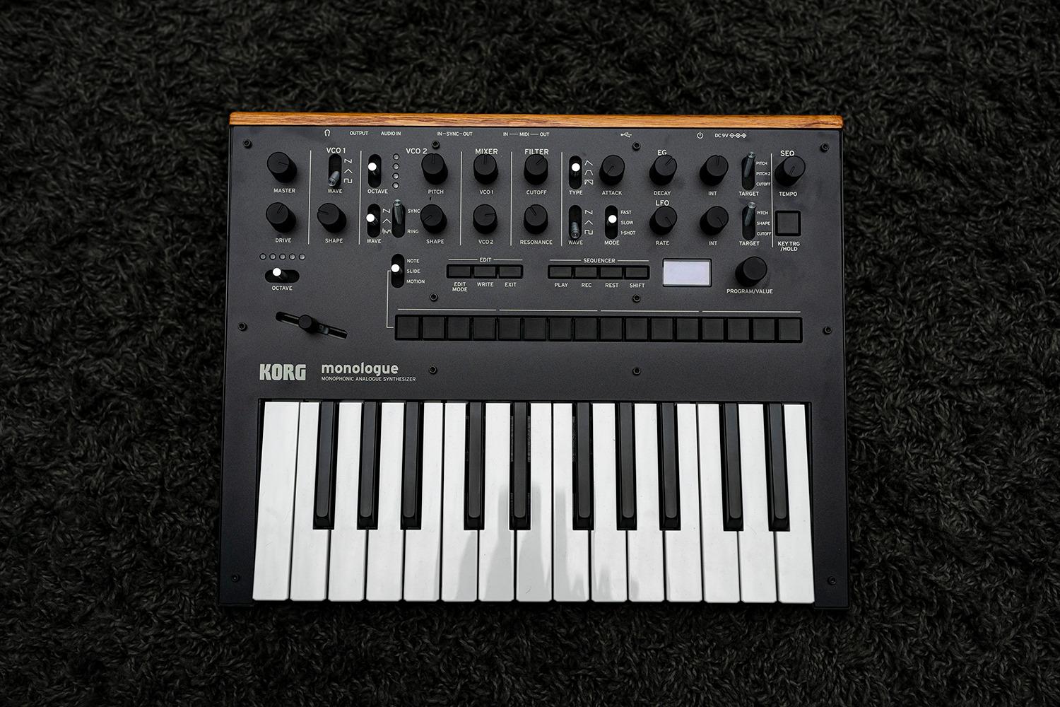 Korg monologue Monophonic Analog Synthesizer w/ 16-step Sequencer - Silver customer photo 2