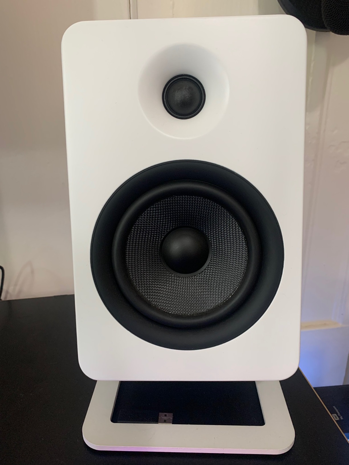 Kanto YU6MB Powered Speakers with Bluetooth and Phono PREAMP - Matte Black - Pair customer photo 2