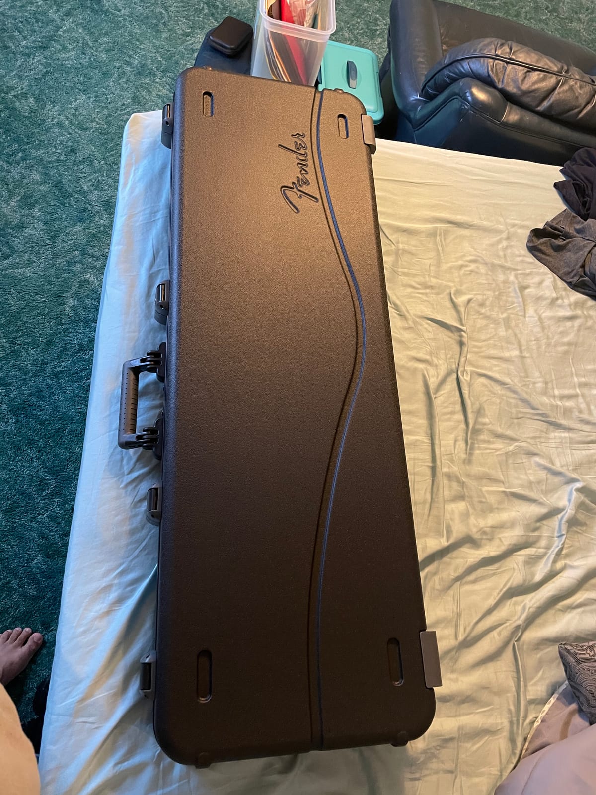 Fender Deluxe Molded Guitar Case for Electric Bass Guitars, Military-Grade ABS Hard Shell with TSA Lock, Custom Foam Interior, Protective Travel Case, Black customer photo 2