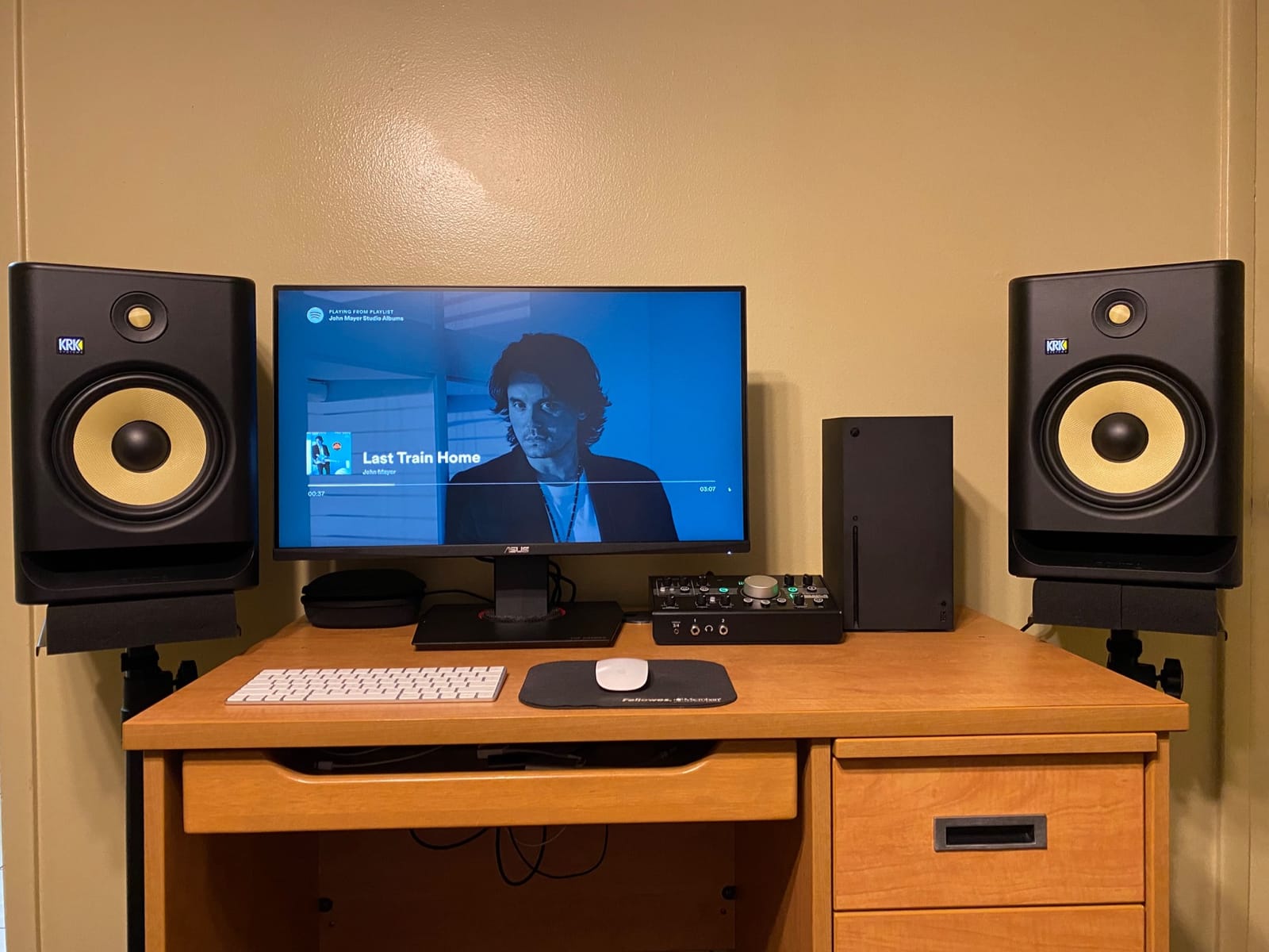 Mackie Big Knob Series, 3x2 Studio Monitor Controller 192kHz USB I/O (BIG KNOB STUDIO) customer photo 1