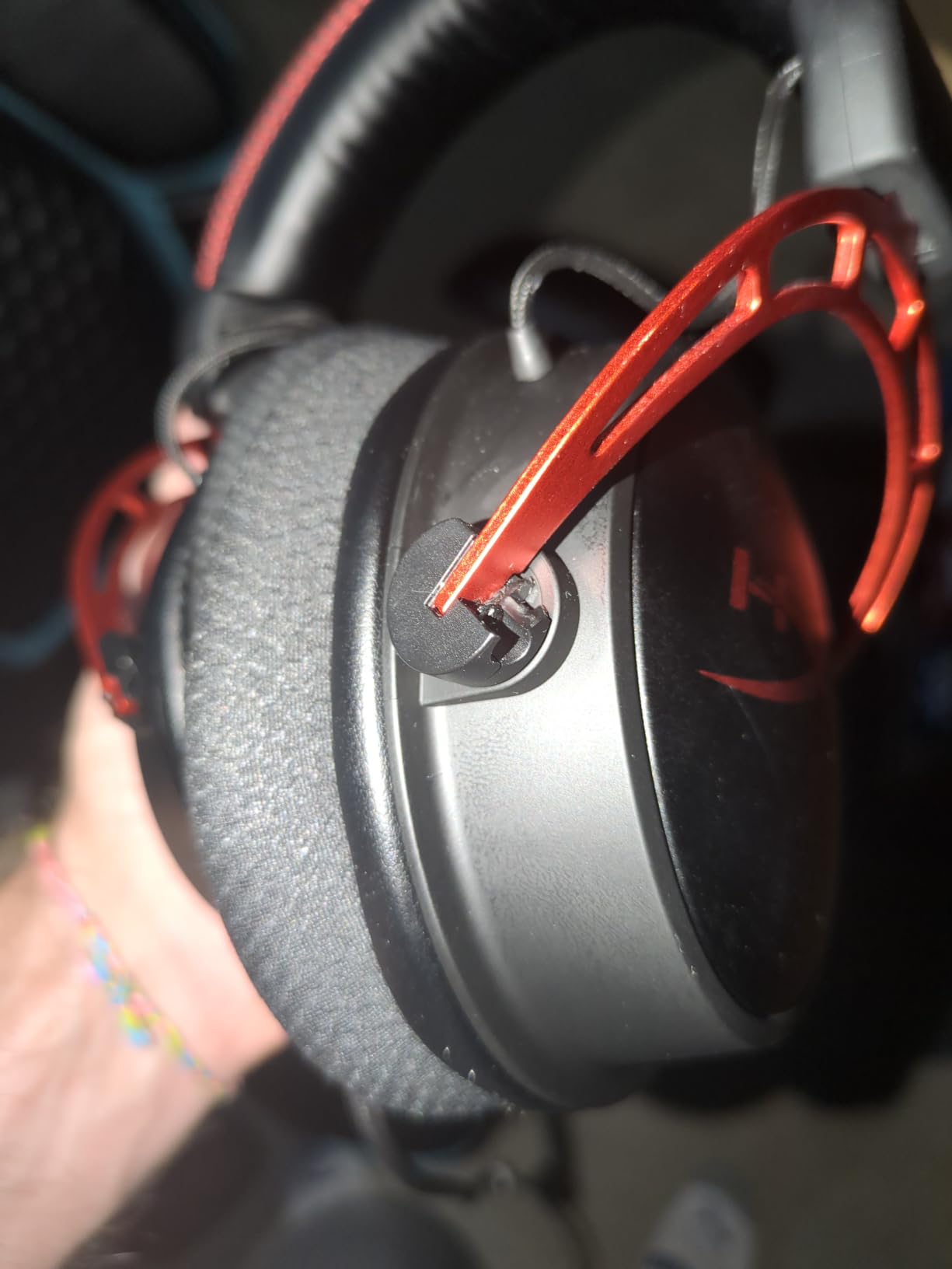 HyperX Cloud Alpha - Gaming Headset, Dual Chamber Drivers, Legendary Comfort, Aluminum Frame, Detachable Microphone, Works on PC, PS4, PS5, Xbox One, Xbox Series X|S, Nintendo Switch and Mobile – Red customer photo 2