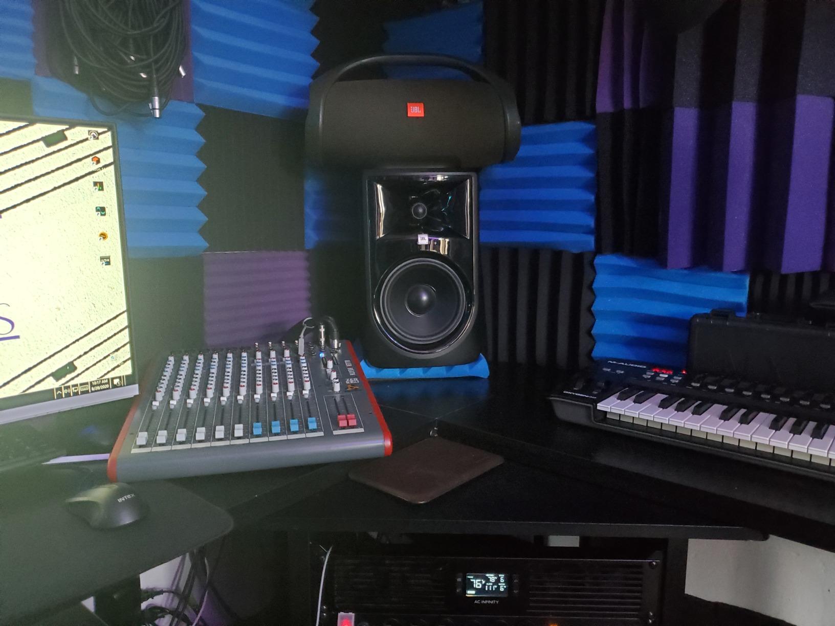 JBL Professional 308P MkII 8-Inch, 2-Way, Powered, Active Monitor Speaker for Near Field Music Production, Studio Monitor, Desktop Computer, Hi-Fi Audio. Sold individually, Black customer photo 1