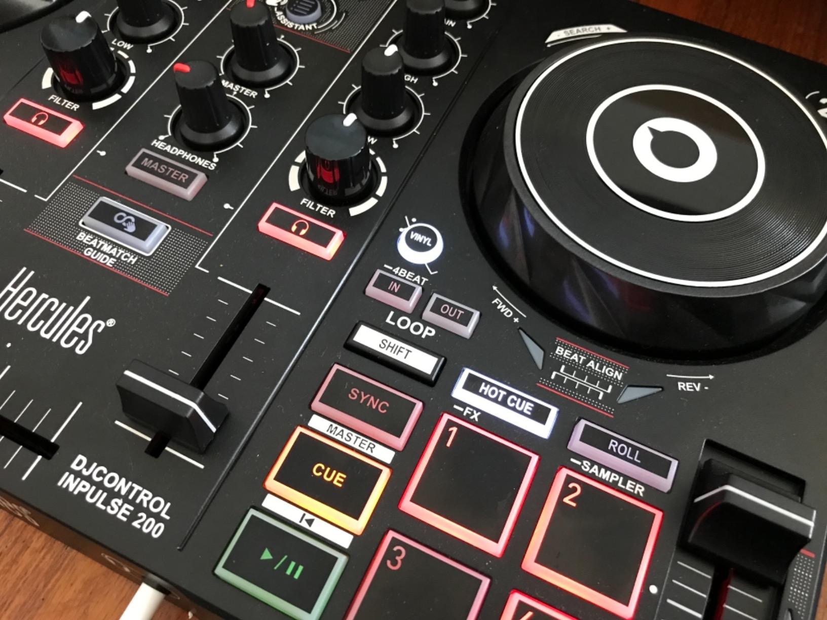Hercules DJControl Inpulse 200 – DJ controller with USB, ideal for beginners learning to mix - 2 tracks with 8 pads and sound card - Software and tutorials included customer photo 1