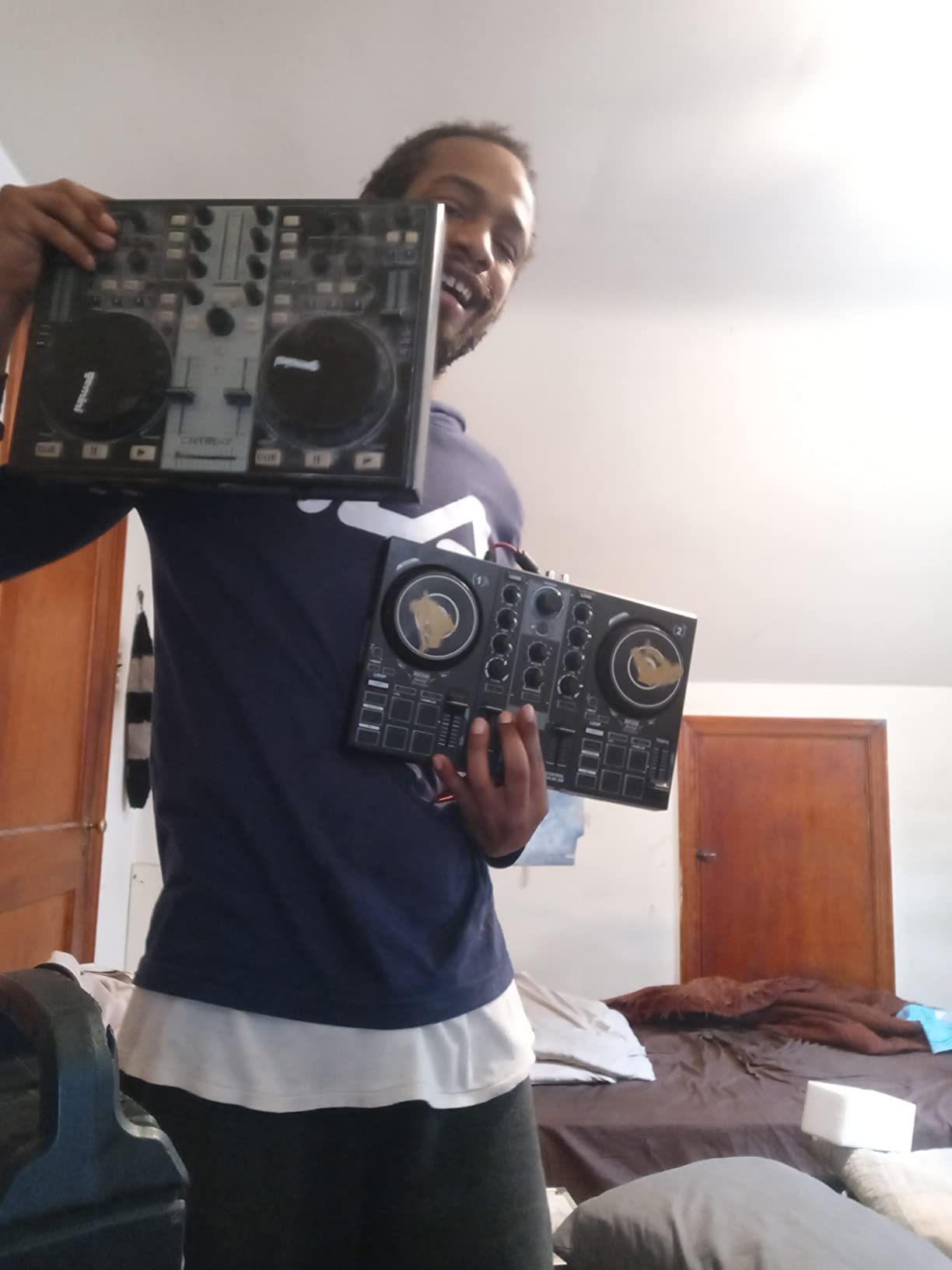 Hercules DJControl Inpulse 200 – DJ controller with USB, ideal for beginners learning to mix - 2 tracks with 8 pads and sound card - Software and tutorials included customer photo 2