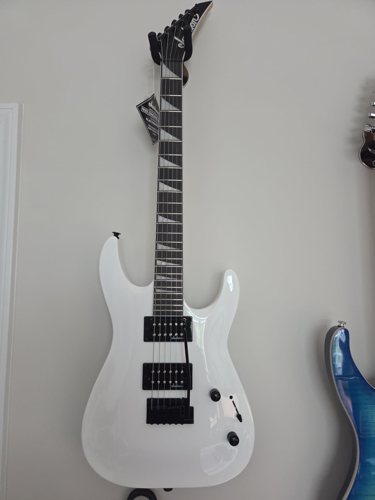 Jackson JS Series Dinky Arch Top JS22 DKA Compound-Radius Amaranth Fingerboard Maple Neck 6-String Electric Guitar (Right-Handed, Snow White) customer photo 1