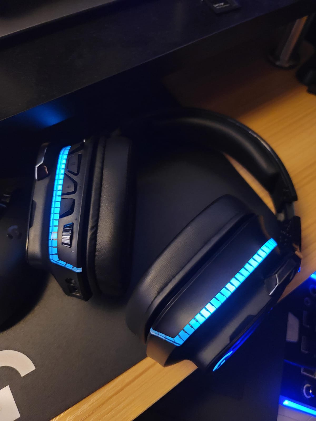 Logitech G935 LIGHTSYNC RGB Wireless Gaming Headset - Black/Blue customer photo 1