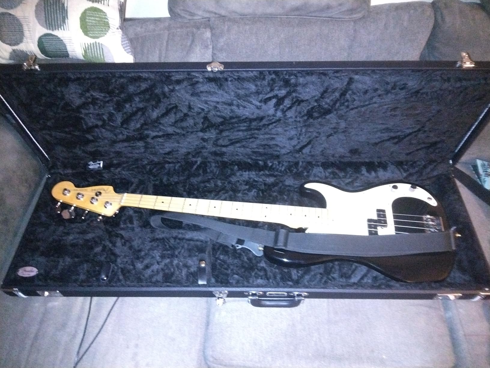 Fender Classic Series Wood Case, Precision Bass/Jazz Bass, Black customer photo 1
