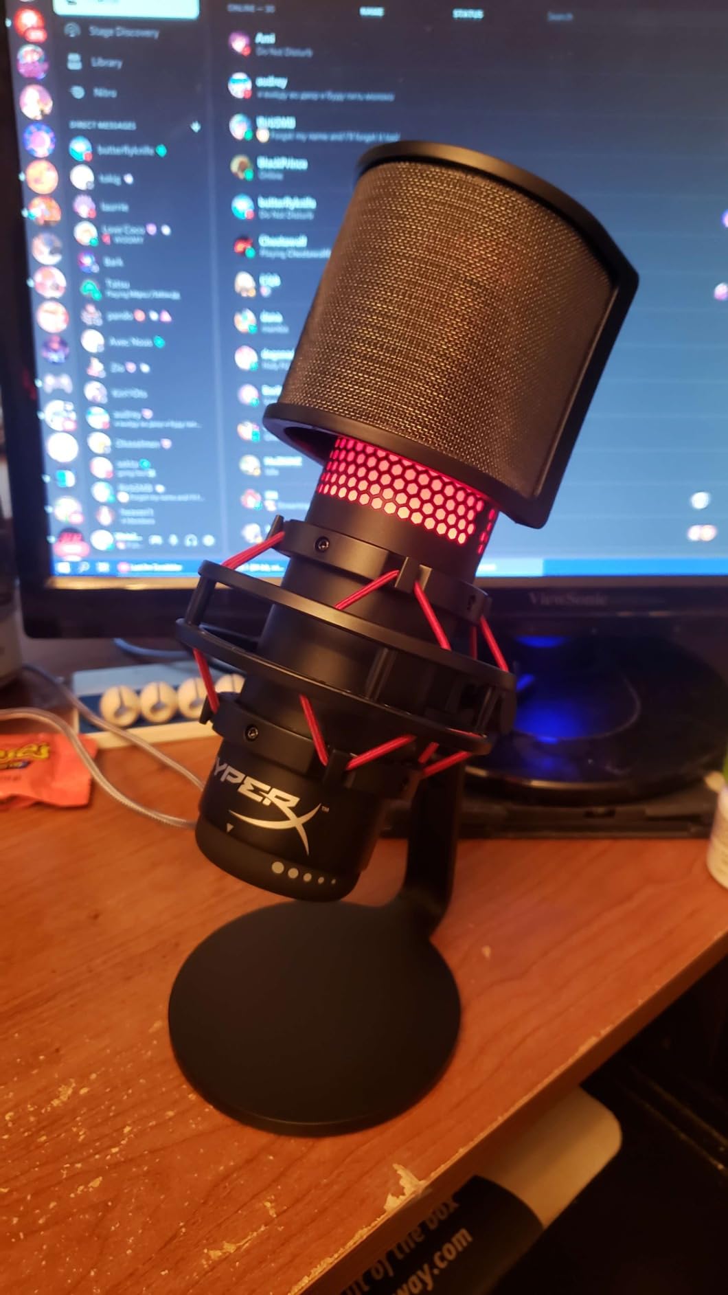HyperX QuadCast - USB Condenser Gaming Microphone, for PC, PS4, PS5 and Mac, Anti-Vibration Shock Mount, Four Polar Patterns, Pop Filter, Gain Control, Podcasts, Twitch, YouTube, Discord, Red LED customer photo 1