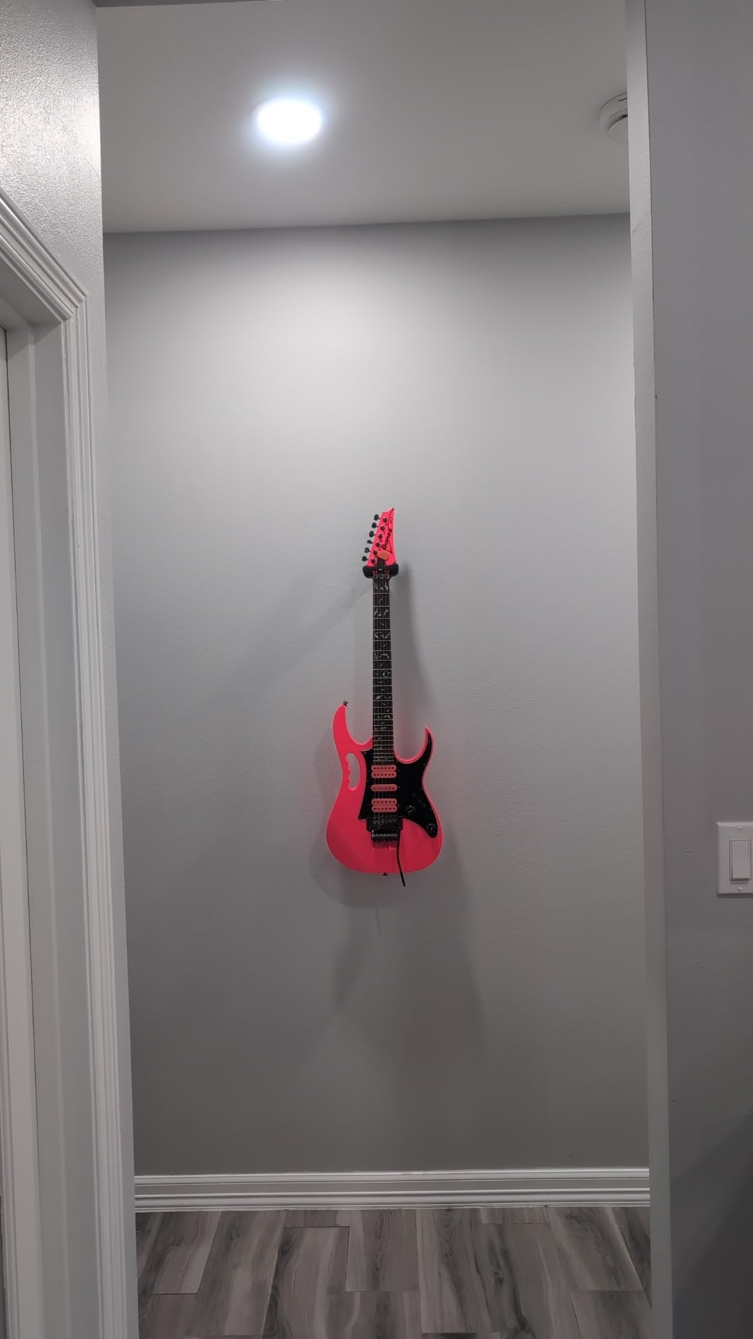 Hercules Stands GSP39WB Plus Short Arm Steel Base Wall Mount Guitar Hanger with Auto Grip System customer photo 2