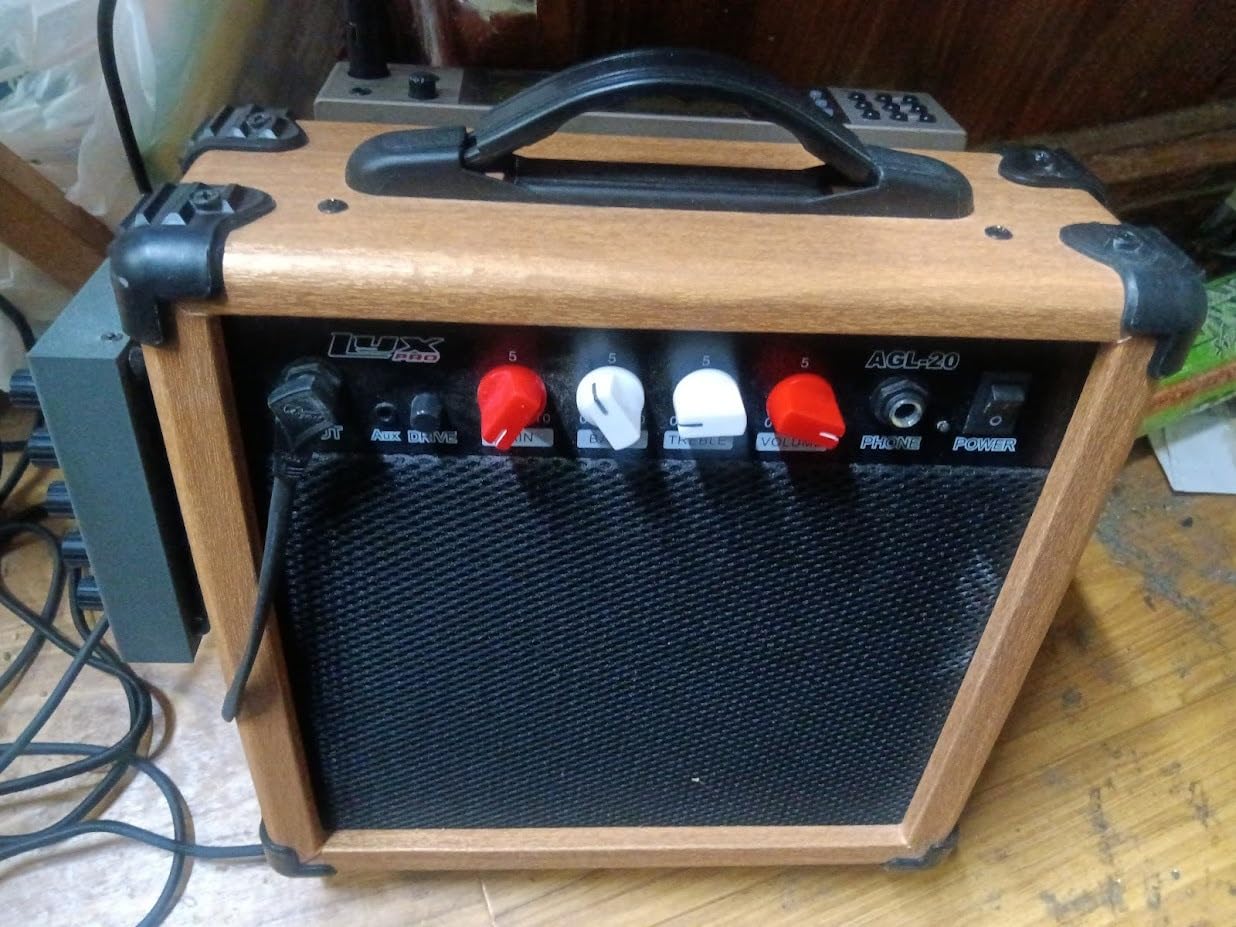 LyxPro Electric Guitar Amp 20 Watt Amplifier Built in Speaker Headphone Jack and Aux Input Includes Gain Bass Treble Volume and Grind - Black customer photo 2
