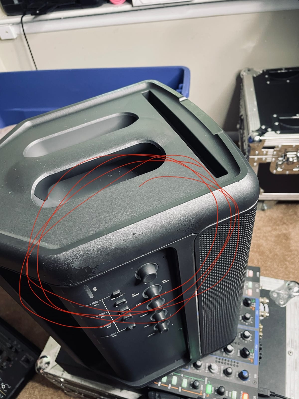 JBL Professional EON ONE Compact Ultra-Portable Battery Powered Wireless PA Speaker System with Bluetooth, Professional 4-Channel Mixer, and Lexicon Effects. Black customer photo 1