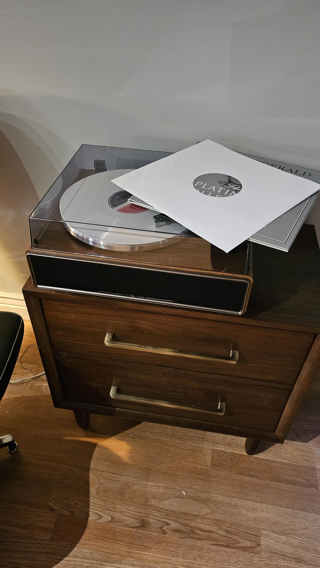 1 BY ONE High Fidelity Belt Drive Turntable with Built-in Speakers customer photo 2