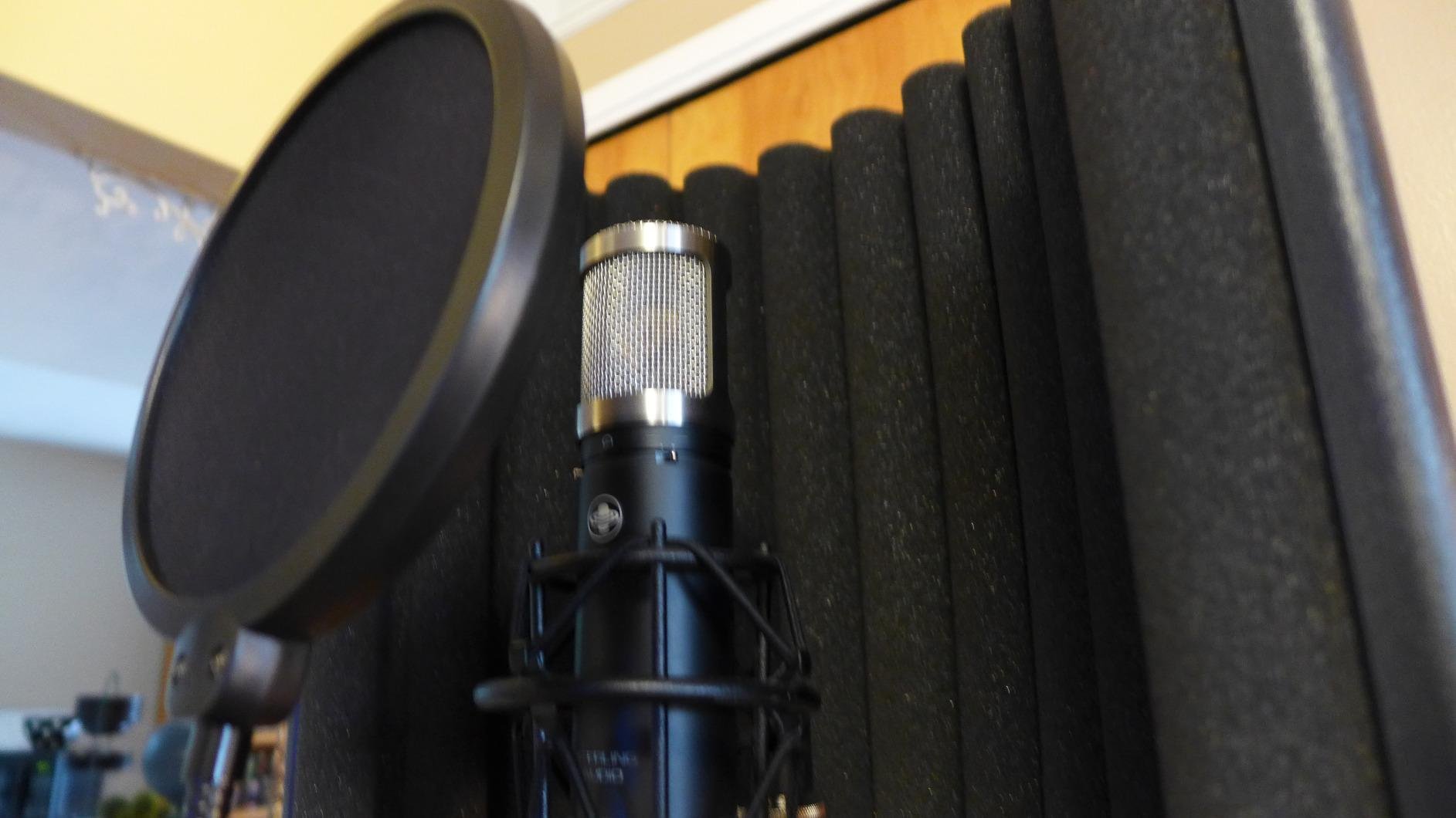SE ELECTRONICS RF-X Reflexion Filter - Portable Microphone Isolation Shield for Recording Music, Podcasts & Voice-Overs - Four-Layer Acoustic Sound Shield for Home Recording Studio Equipment (Red) customer photo 1