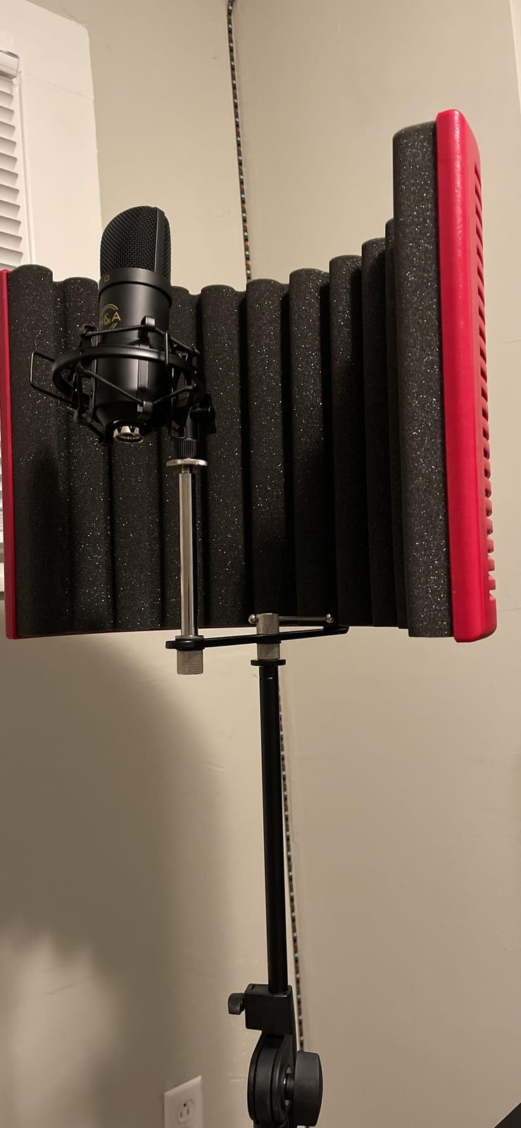 SE ELECTRONICS RF-X Reflexion Filter - Portable Microphone Isolation Shield for Recording Music, Podcasts & Voice-Overs - Four-Layer Acoustic Sound Shield for Home Recording Studio Equipment (Red) customer photo 2