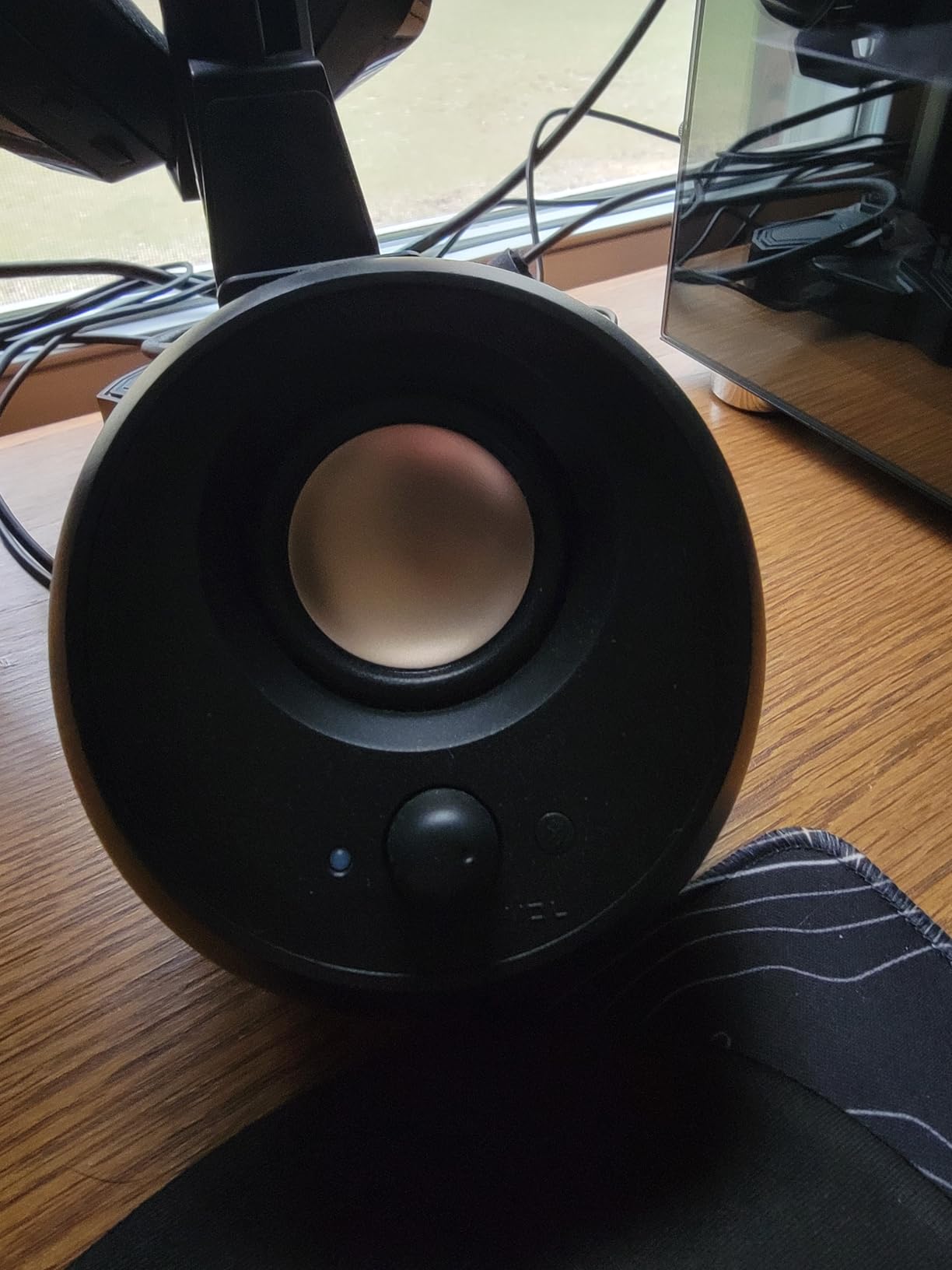 Creative Pebble V3, 2.0 USB-C Desktop Speakers, Bluetooth 5.0, Black customer photo 1