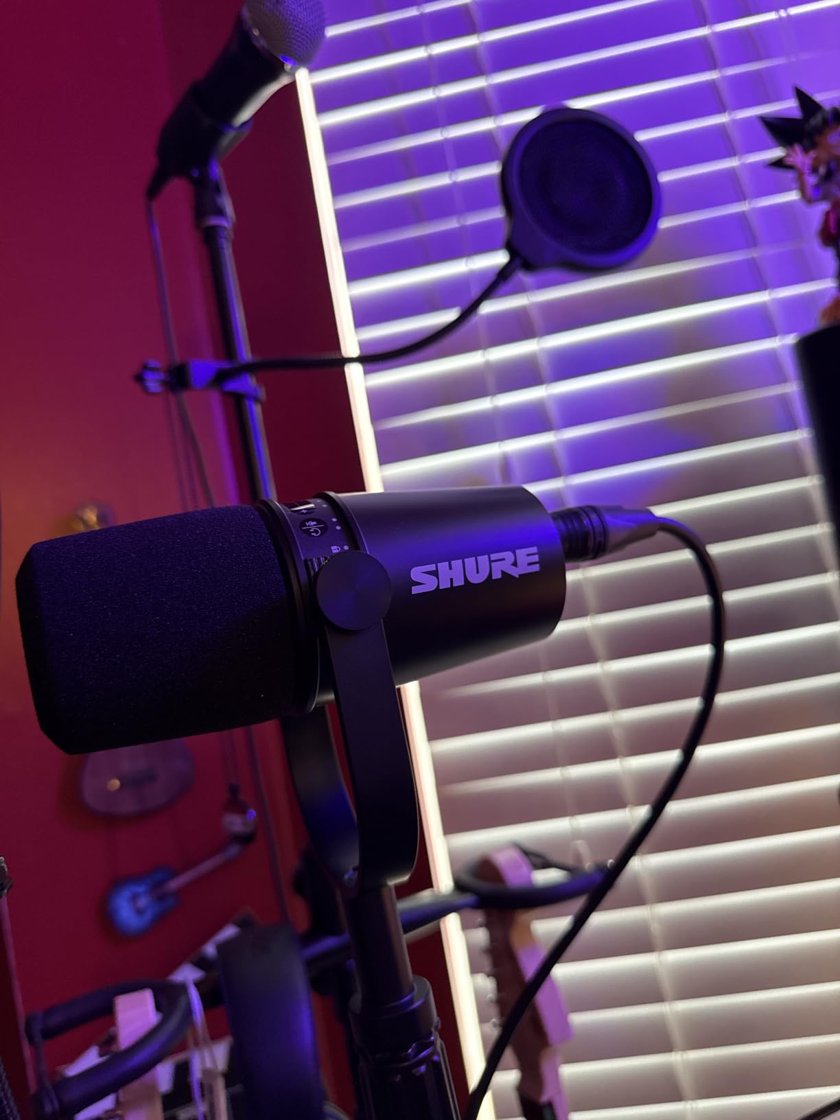 Shure MV7 USB Podcast Microphone for Podcasting, Recording, Live Streaming & Gaming, Built-in Headphone Output, All Metal USB/XLR Dynamic Mic, Voice-Isolating Technology, TeamSpeak Certified - Black customer photo 1