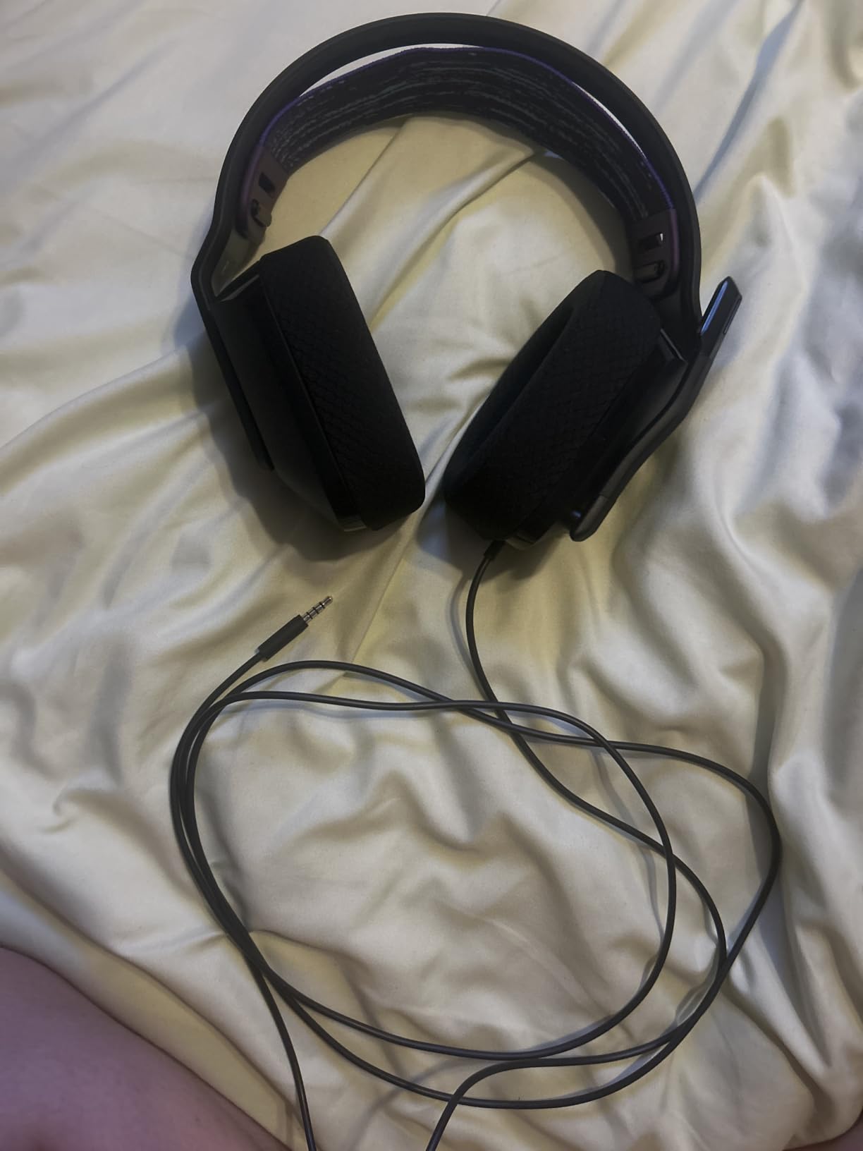 Logitech G335 Wired Gaming Headset with Flip to Mute Microphone - White customer photo 1
