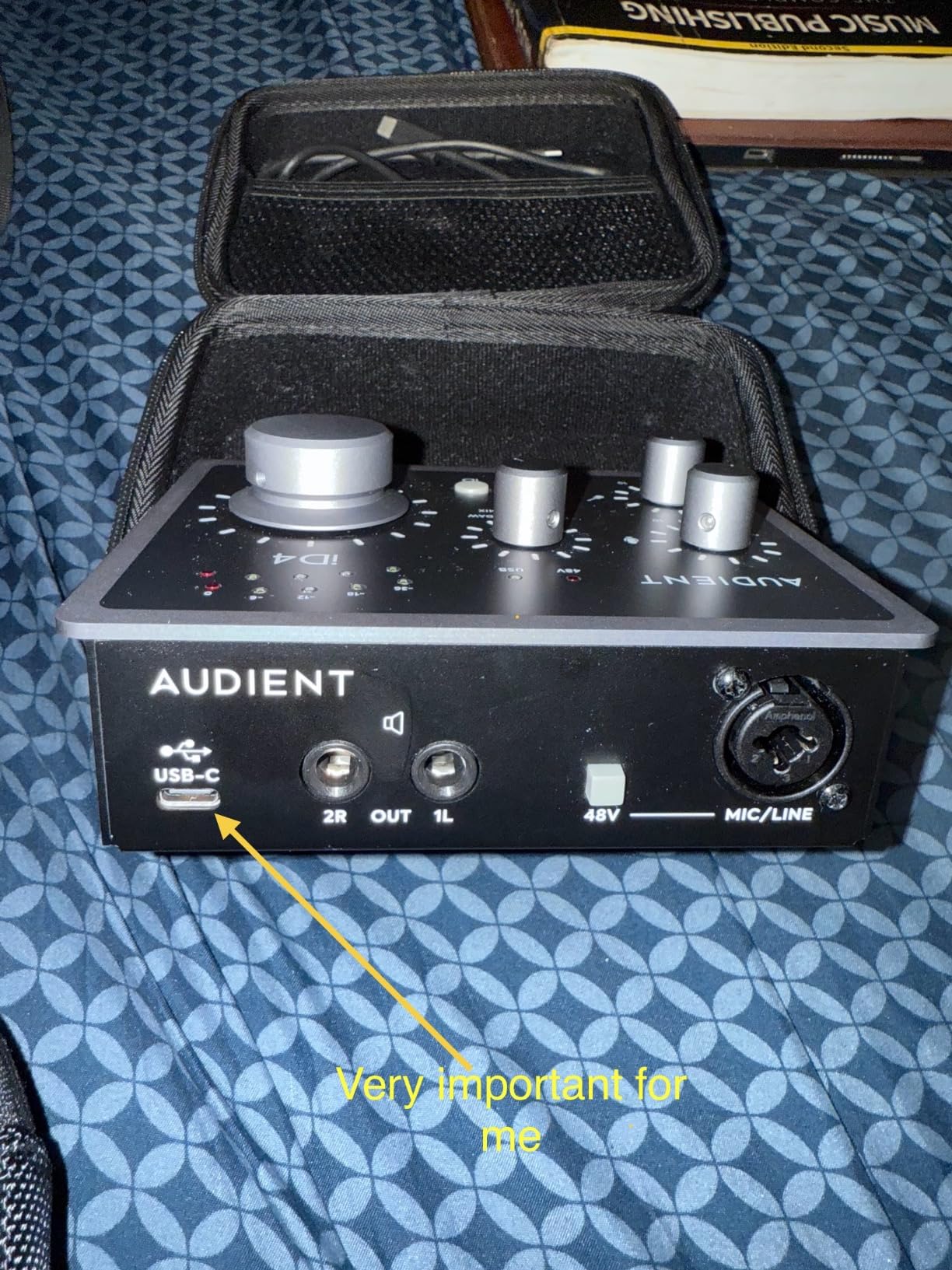 Audient Audio Interface iD4 MKII, Class A Console Microphone Preamp (High Speed USB-C, Monitor Mix and Monitor Panning Function, 2 Headphone Outputs, Mac/PC/iOS Compatible), Black customer photo 1