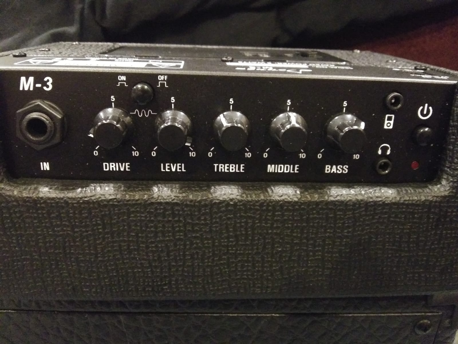 Donner Mini Electric Guitar Amp DA-10, 5W Portable Small Guitar Amplifier customer photo 2