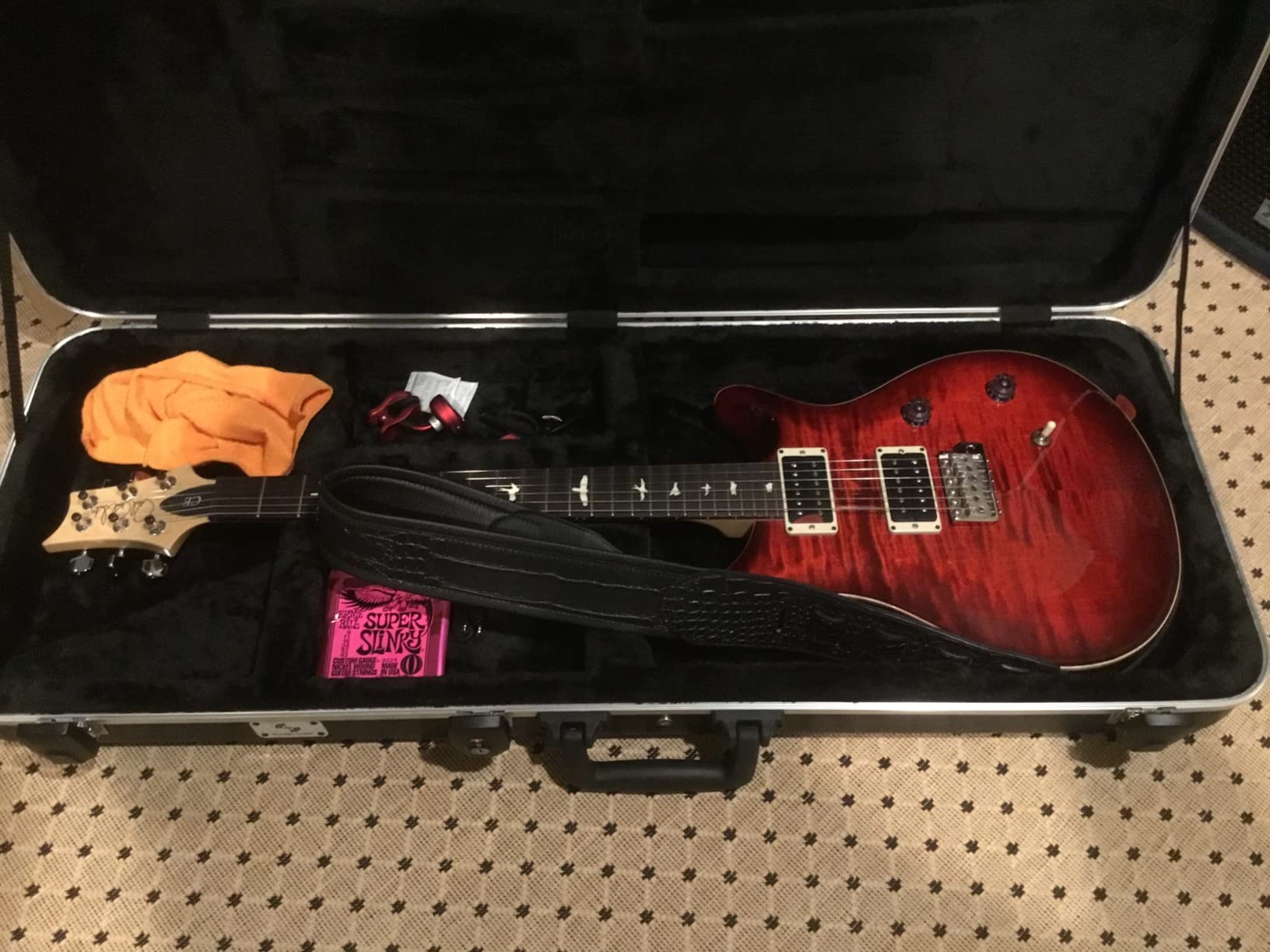 Sound Town Lightweight ABS Road Case for Electric Bass Guitar with TSA Approved Locking Latch and EPS Foam Plush Interior (STBC-500) customer photo 1