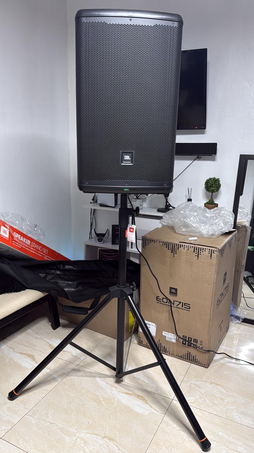 JBL Professional EON712 Powered PA Speaker, 12 inch, 1300 Watt, Black customer photo 1