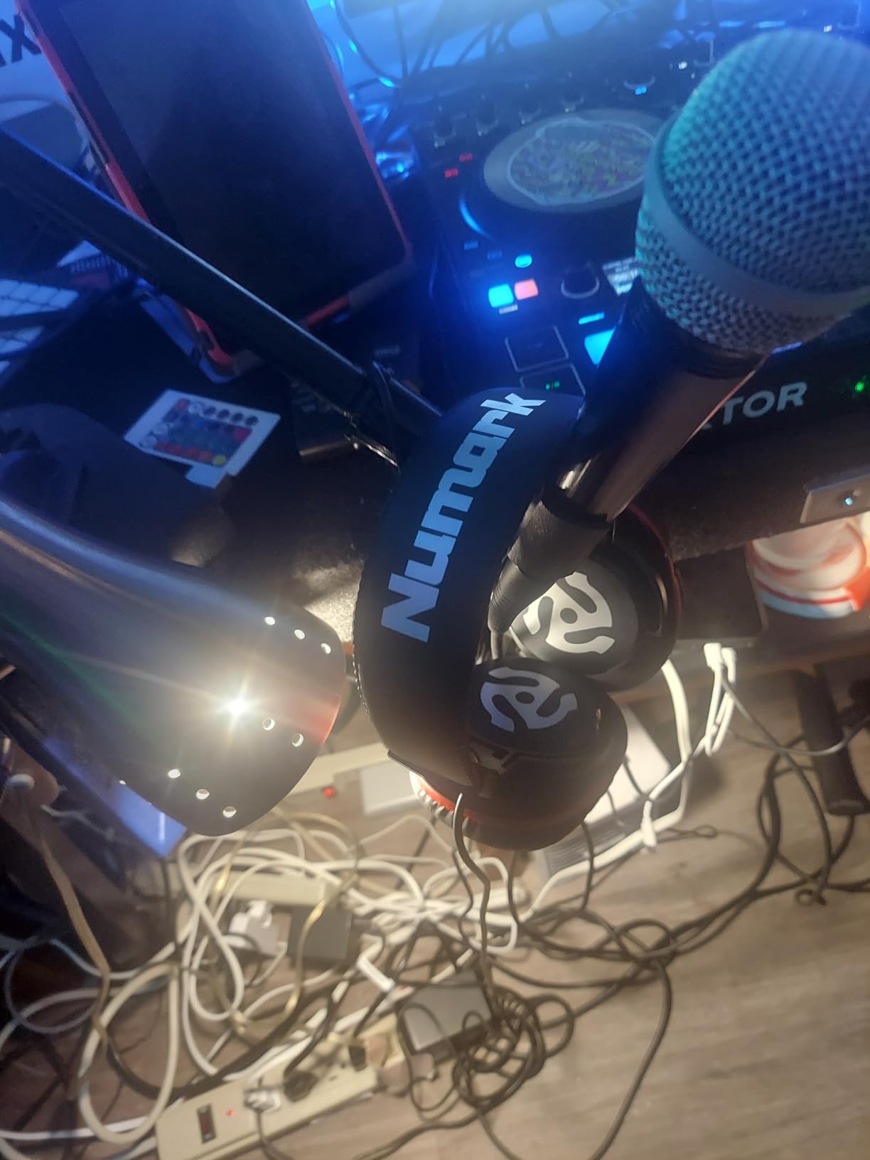 Numark HF175 Closed-Back DJ Headphones customer photo 1