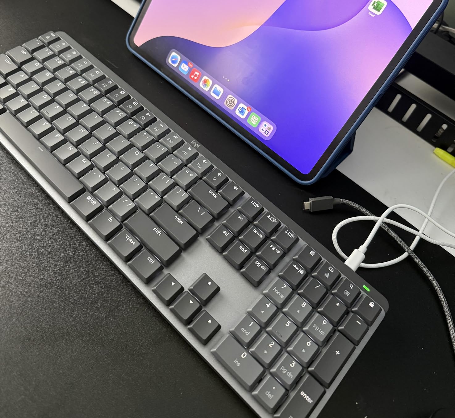 Logitech MX Mechanical Wireless Illuminated Keyboard Tactile - Graphite customer photo 2