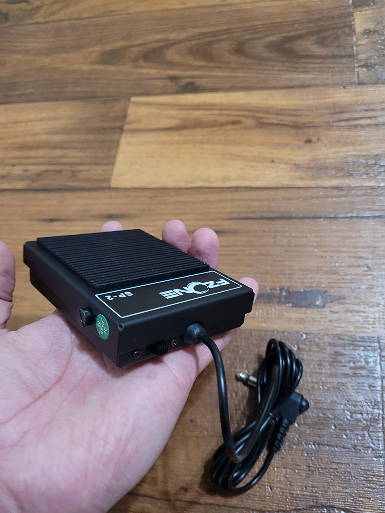 FZONE Compact Sustain Pedal for Keyboards Digital Pianos Synthesizers,Tone Modules,Drum Machines All Metal Heavy Design,Non-Slip,with Polarity Switch customer photo 1