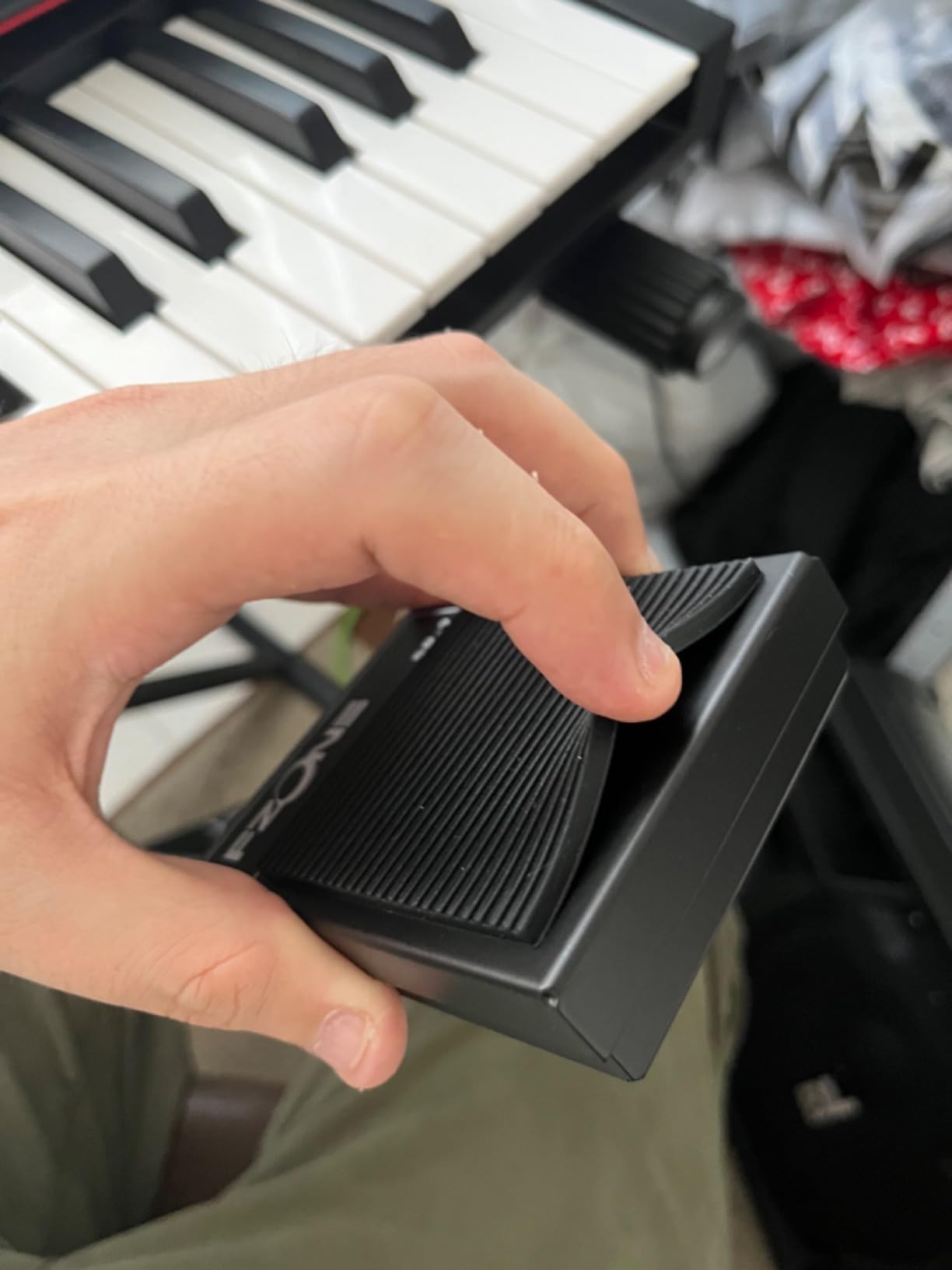 FZONE Compact Sustain Pedal for Keyboards Digital Pianos Synthesizers,Tone Modules,Drum Machines All Metal Heavy Design,Non-Slip,with Polarity Switch customer photo 2