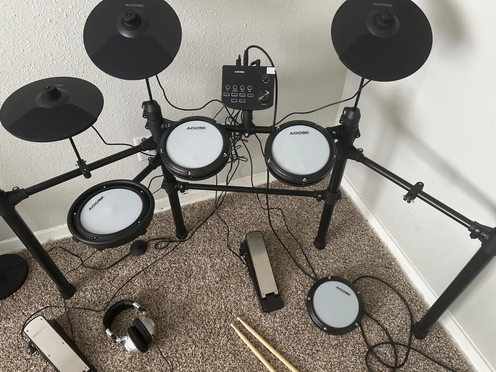AODSK Electric Drum Set with Quiet Mesh Pads,Electronic Drum for Beginner,USB MIDI,Throne,Headphones,Sticks, Included 15 Kits and 195 Sounds (AED-403-Teenagers Beginners) customer photo 1
