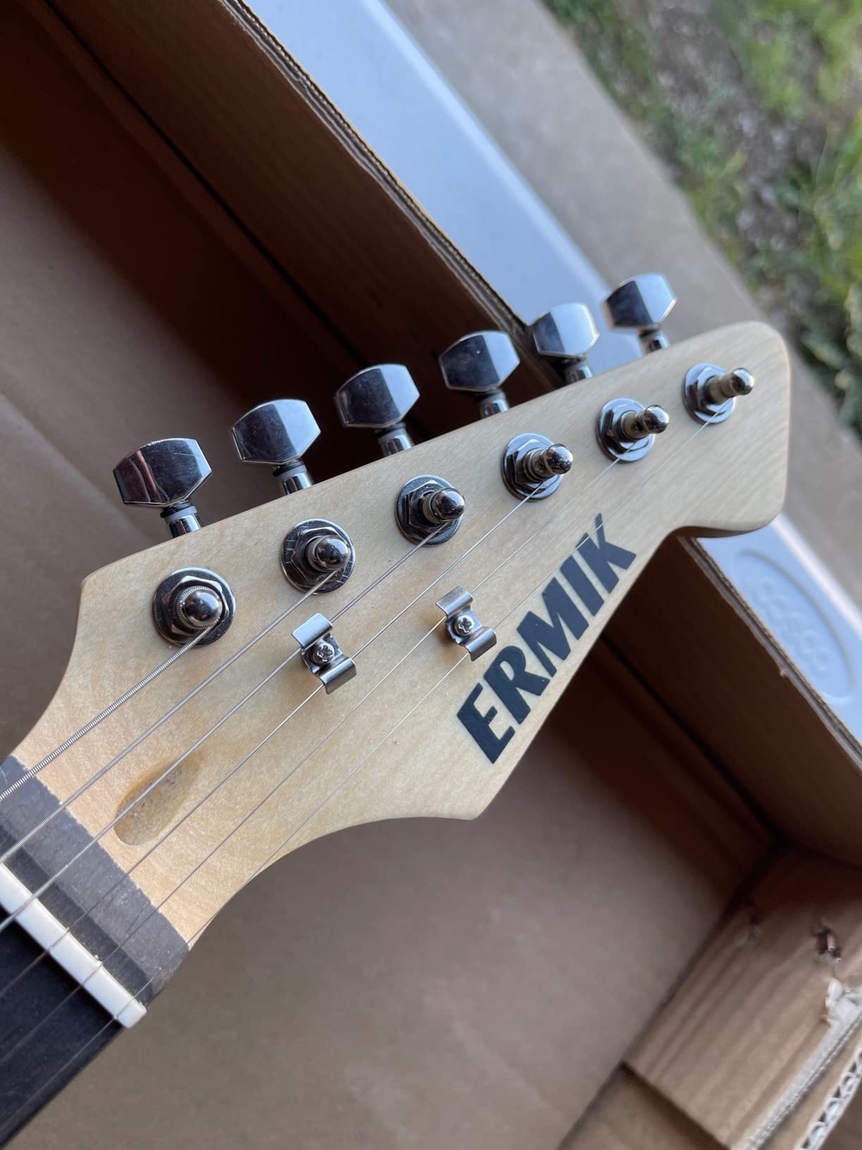 Ermik Solid Body Electric Guitar Kit with Amp 20W, Strings, Strap, Digital Tuner, Picks, Gig Bag, Cable, Tremolo Bar, 39