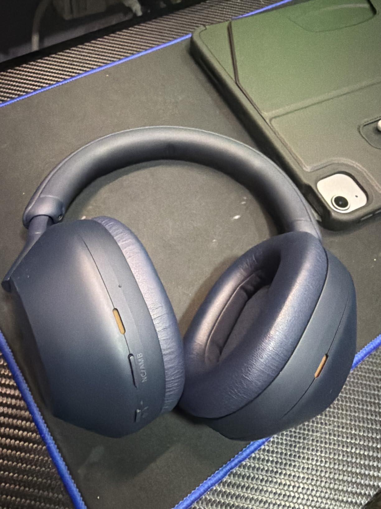 Sony WH-1000XM5 Premium Noise Cancelling Wireless Headphones, Silver | Auto NC Optimizer, Up to 30 Hrs of Battery, Carrying Case, Crystal Clear Calls, Touch Control, Multipoint Connection customer photo 1