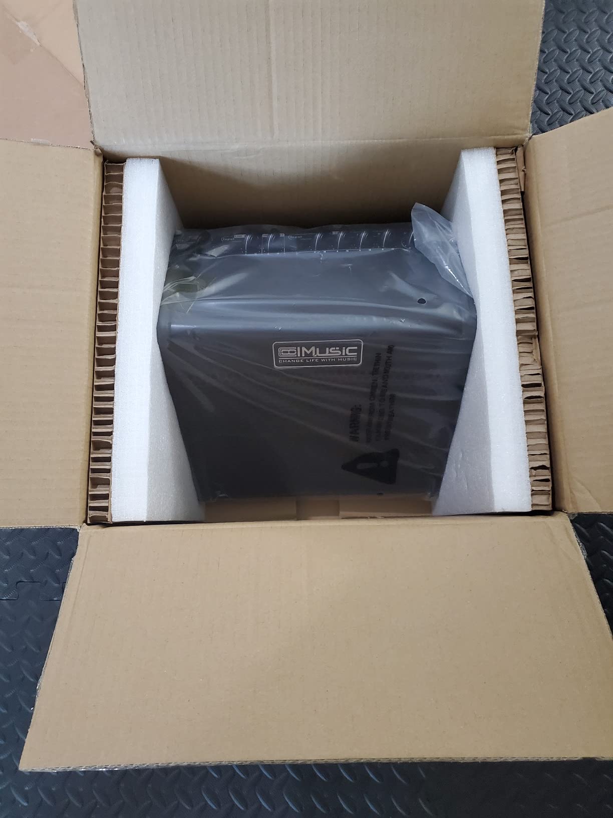Coolmusic Portable Acoustic Guitar Amplifier, for Performers On The Go, Built-in Bluetooth (40W Battery-Powered) customer photo 1