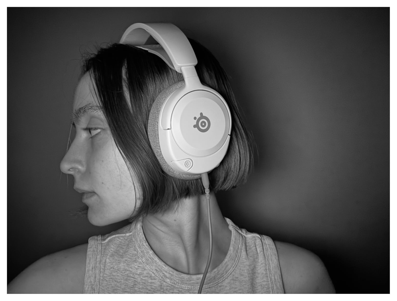 SteelSeries Arctis Nova 1 Multi-System Gaming Headset — Hi-Fi Drivers — 360° Spatial Audio — Comfort Design — Durable — Ultra Lightweight — Noise-Cancelling Mic — PC, PS5/PS4, Switch, Xbox - White customer photo 1
